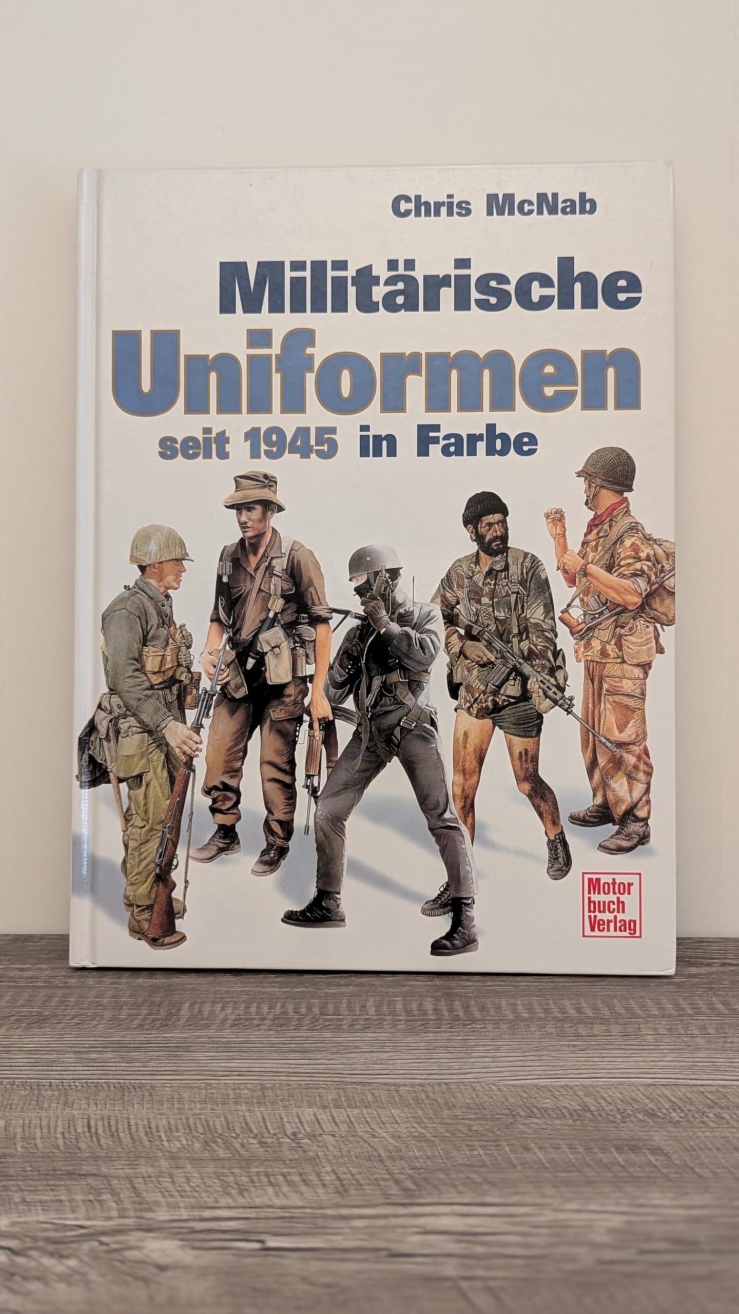 Militärische Uniformen seit 1945 in Farbe Politics & History