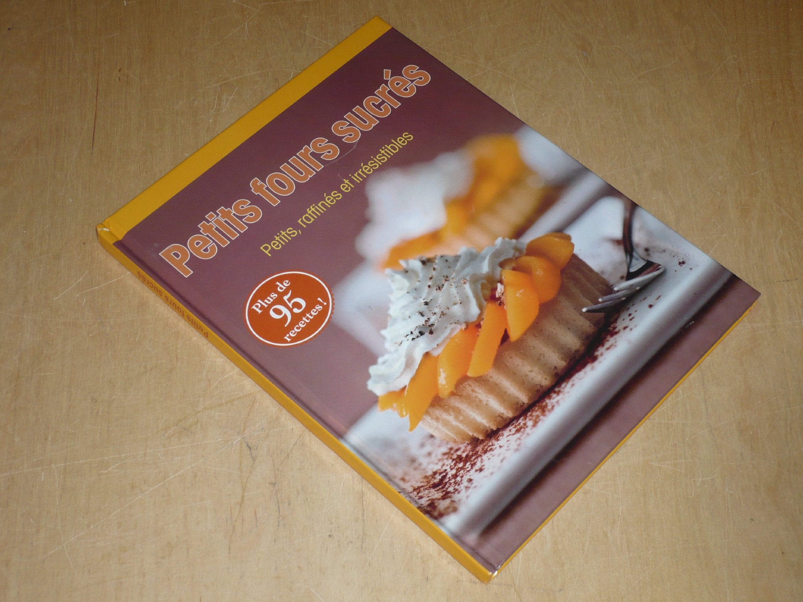 PETITS FOURS SUCRES Petits, raffinés & irrésistibles / Naumann & Gobel / Plus de 95 Recettes! book