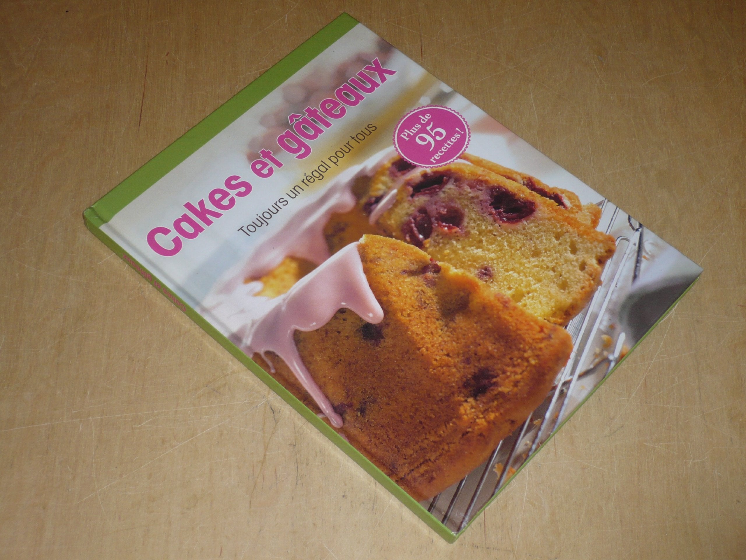 CAKES & GATEAUX Toujours un régal pour tous / Naumann & Gobel / Plus de 95 Recettes! book