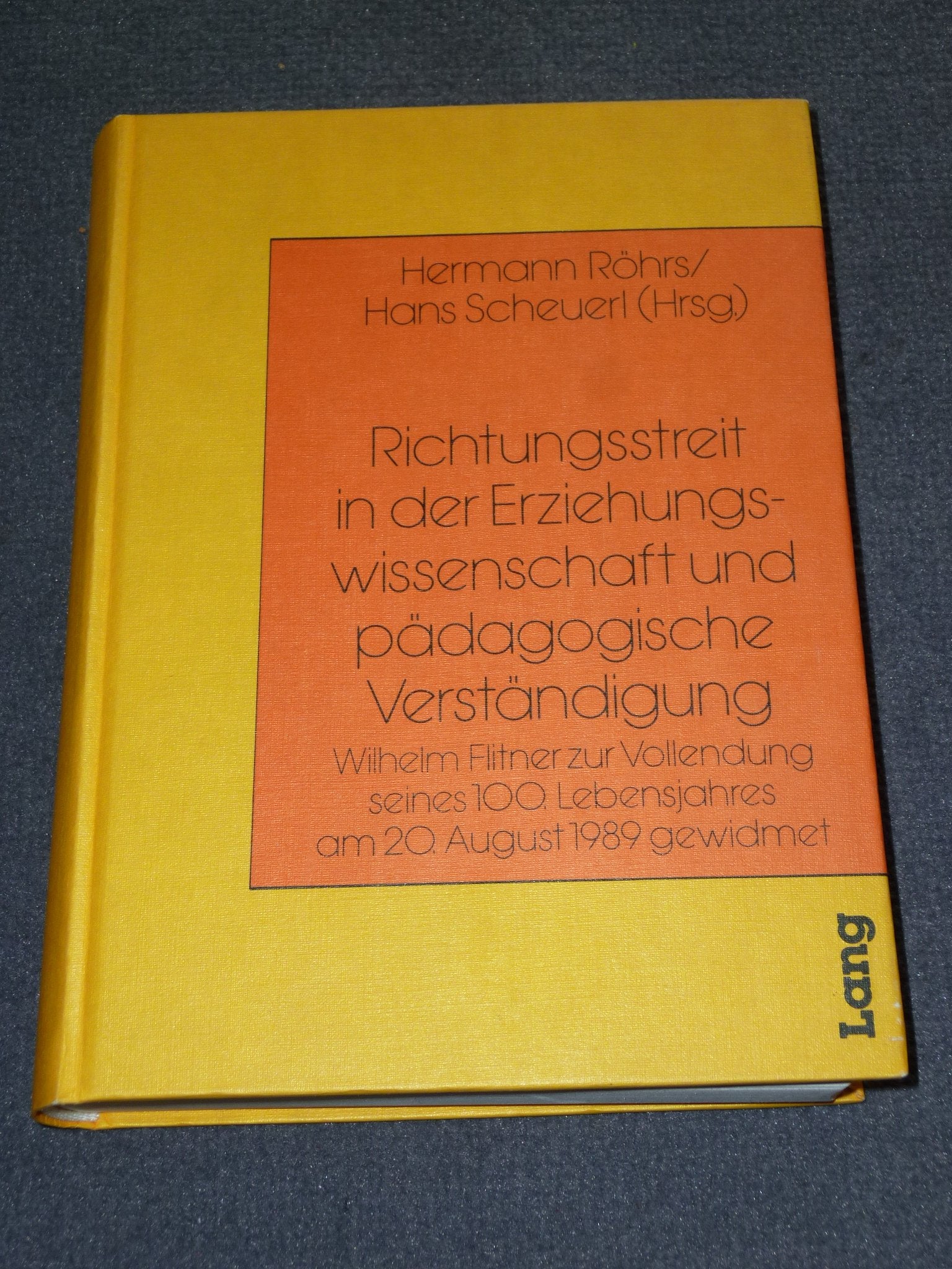 Richtungsstreit in der Erziehungwissenschaft und pädagogische Verständigung. Wilhelm Flitner zur Vollendung seines 100. Lebensjahres am 20.August 1989 gewidmet. book