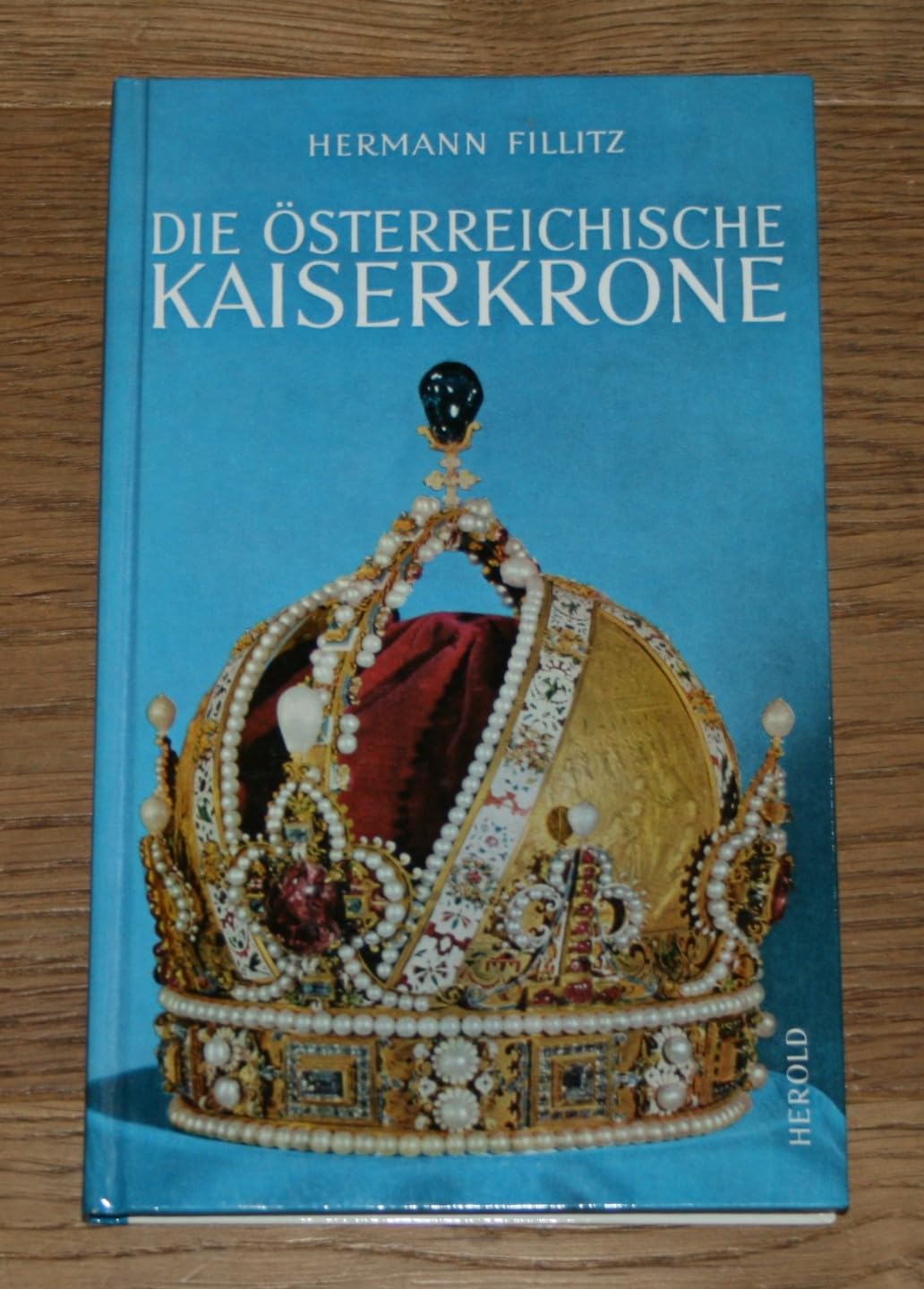 Die österreichische Kaiserkrone.. Die Insignien des Kaisertums Österreich. Film, Art & Culture