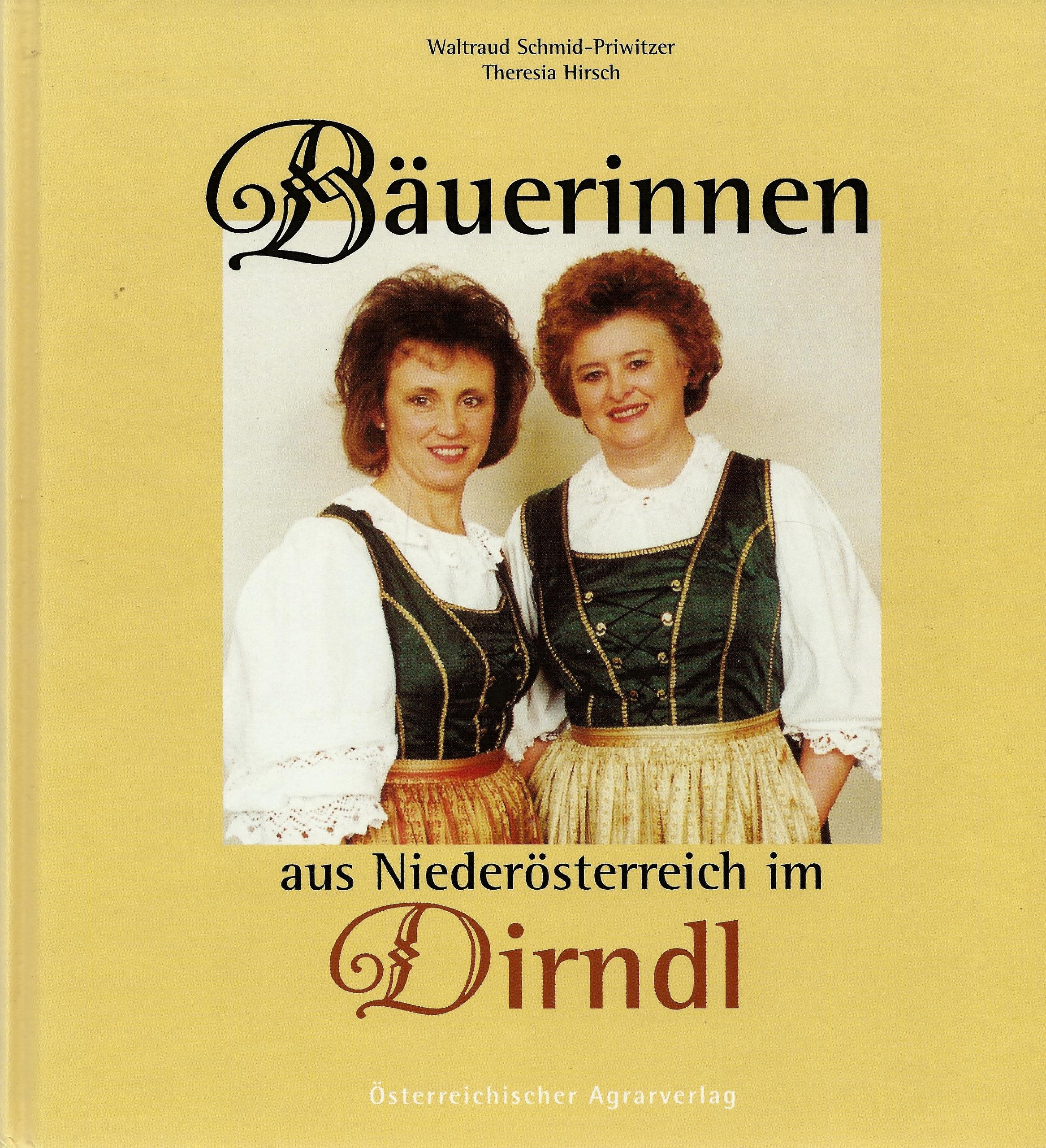 Bäuerinnen aus Niederösterreich im Dirndl General education