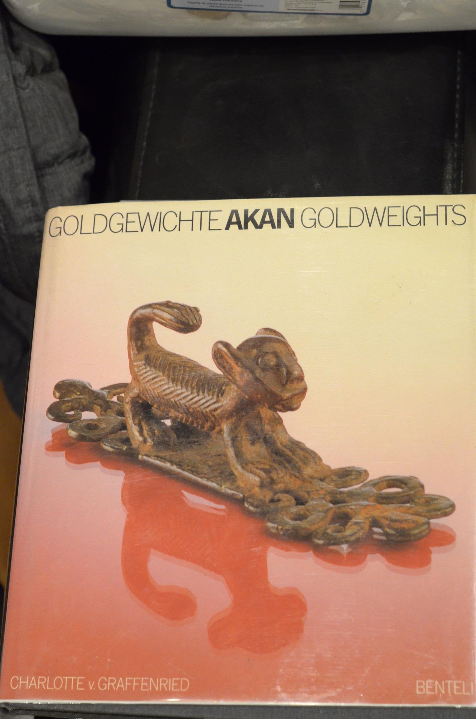 Akan. Goldgewichte im Bernischen Historischen Museum. Goldweights in the Berne Historical Museum. book