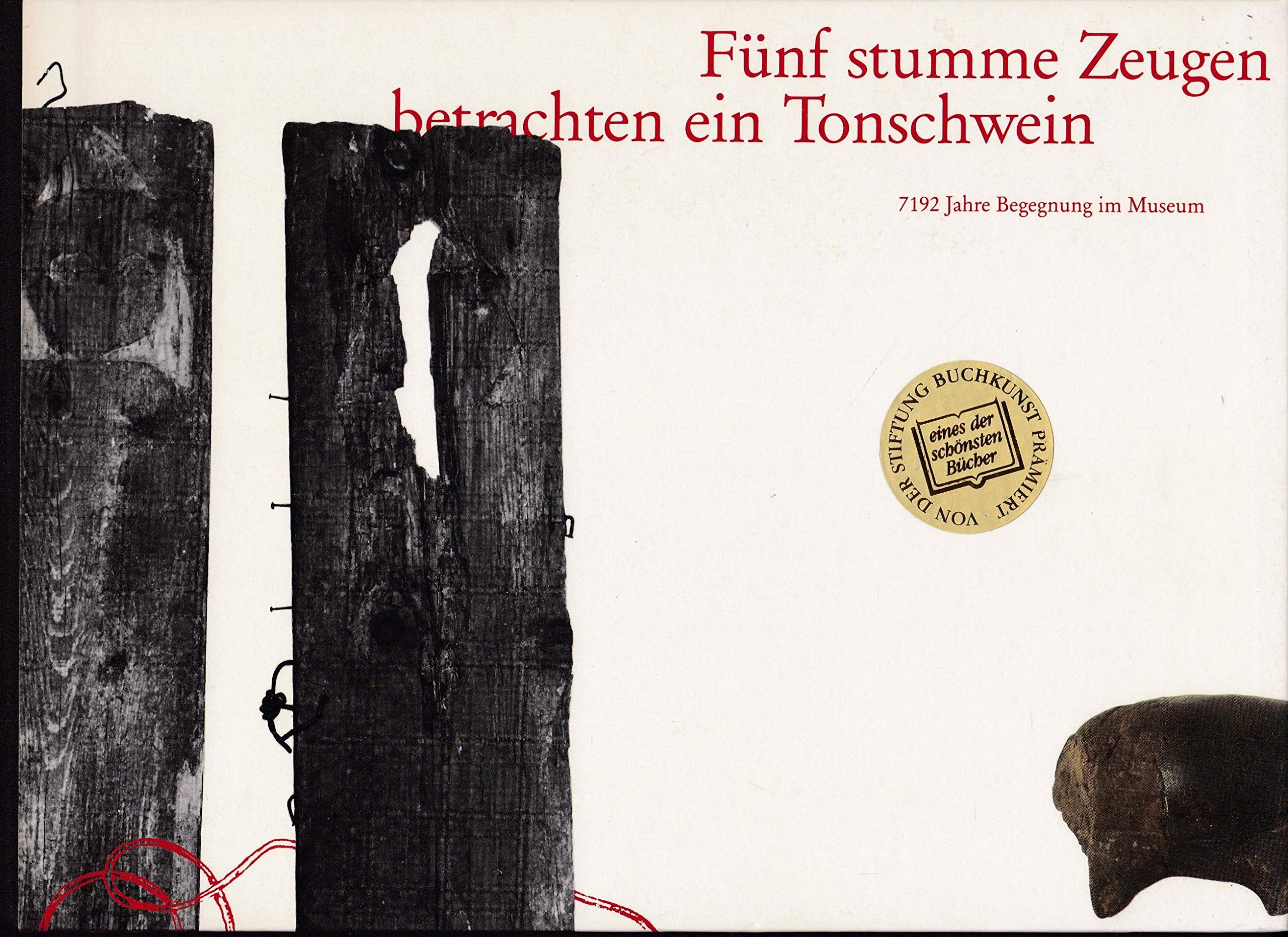 Fünf stumme Zeugen betrachten ein Tonschwein. 7192 Jahre Begegnung im Museum Books
