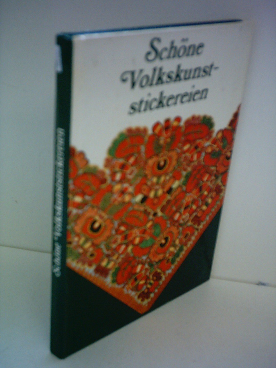 Schöne Volkskunststickereien. Aus der Textilsammlung des Museums für Kunsthandwerk Dresden General education
