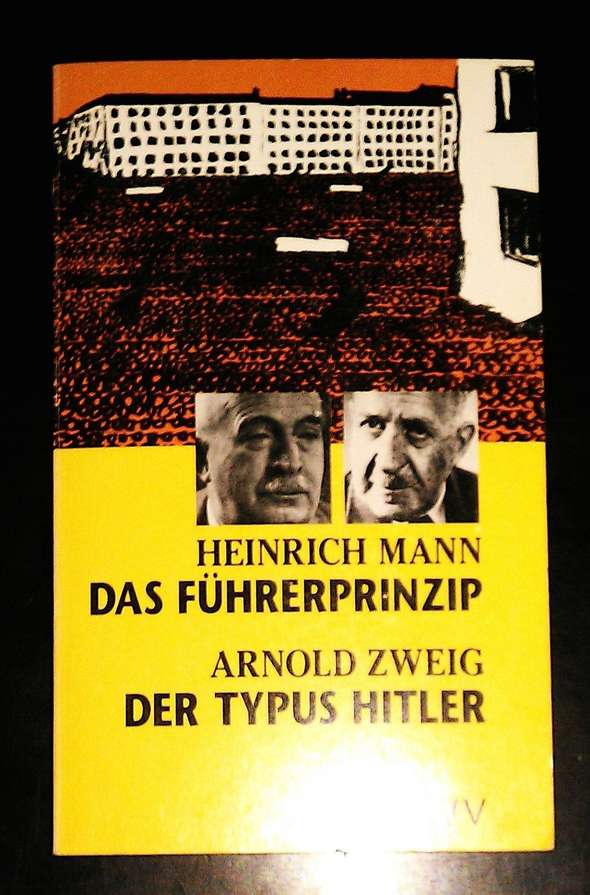 Das Führerprinzip. - Zweig, Arnold: Der Typus Hitler: Texte zur Kritik der NS-Diktatur. (Dokument und Essay) (Aufbau Taschenbücher) Books