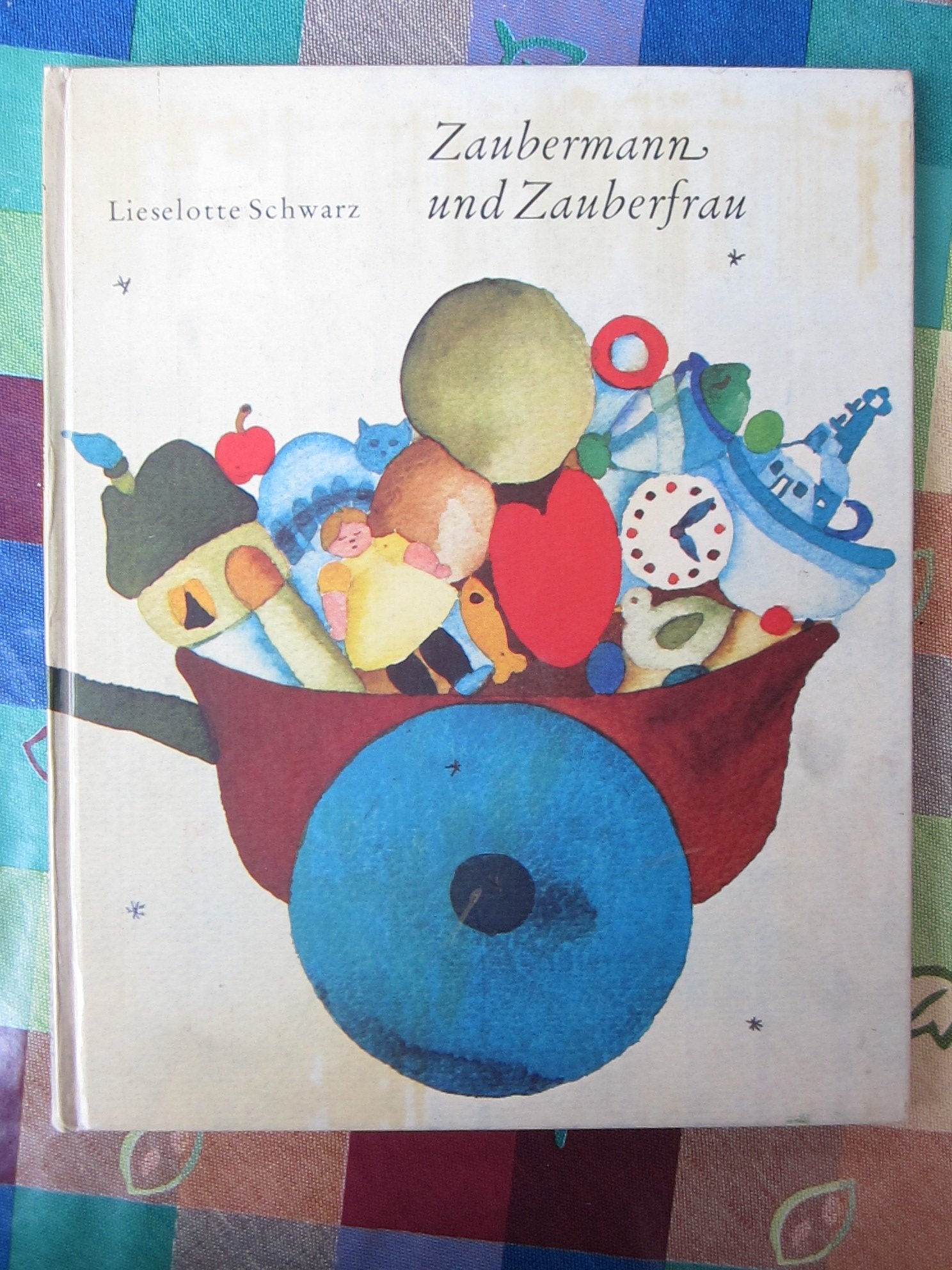 Zaubermann und Zauberfrau. Geschrieben und gemalt von Lieselotte Schwarz. Mit ganzseit. farb. Abb. - Farb. illustr. O-hardcover Pappband, 22 x 27,5 cm. Sauberes gutes Exemplar. - ca 25 unpag. S. (pages) Children's books