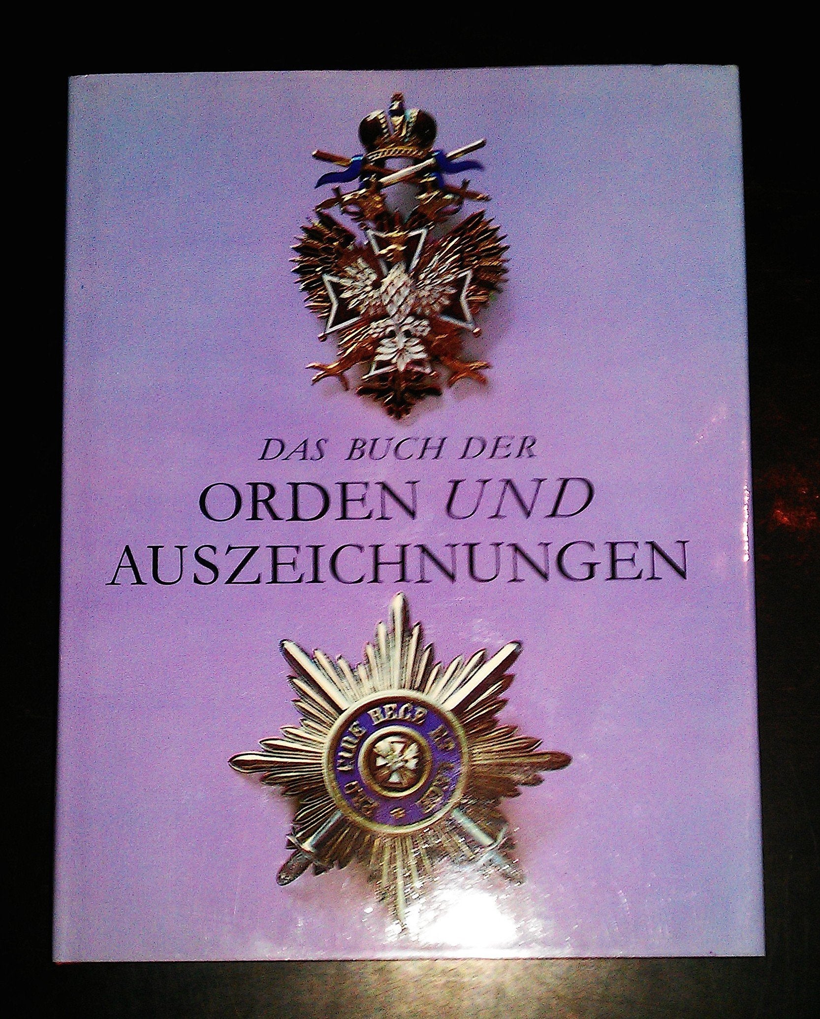 Das Buch der Orden und Auszeichnungen Politics & History