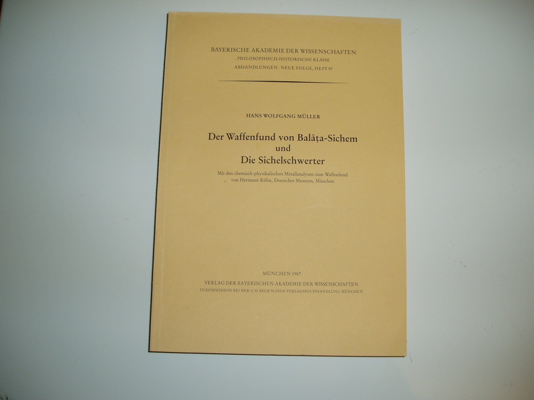 Der Waffenfund von Balata-Sichem und Die Sichelschwerter: Mit dem chemisch-physikalischen Metallanalysen zum Waffenfund von Hermann Kühn, Deutsches Museum, München Politics & History