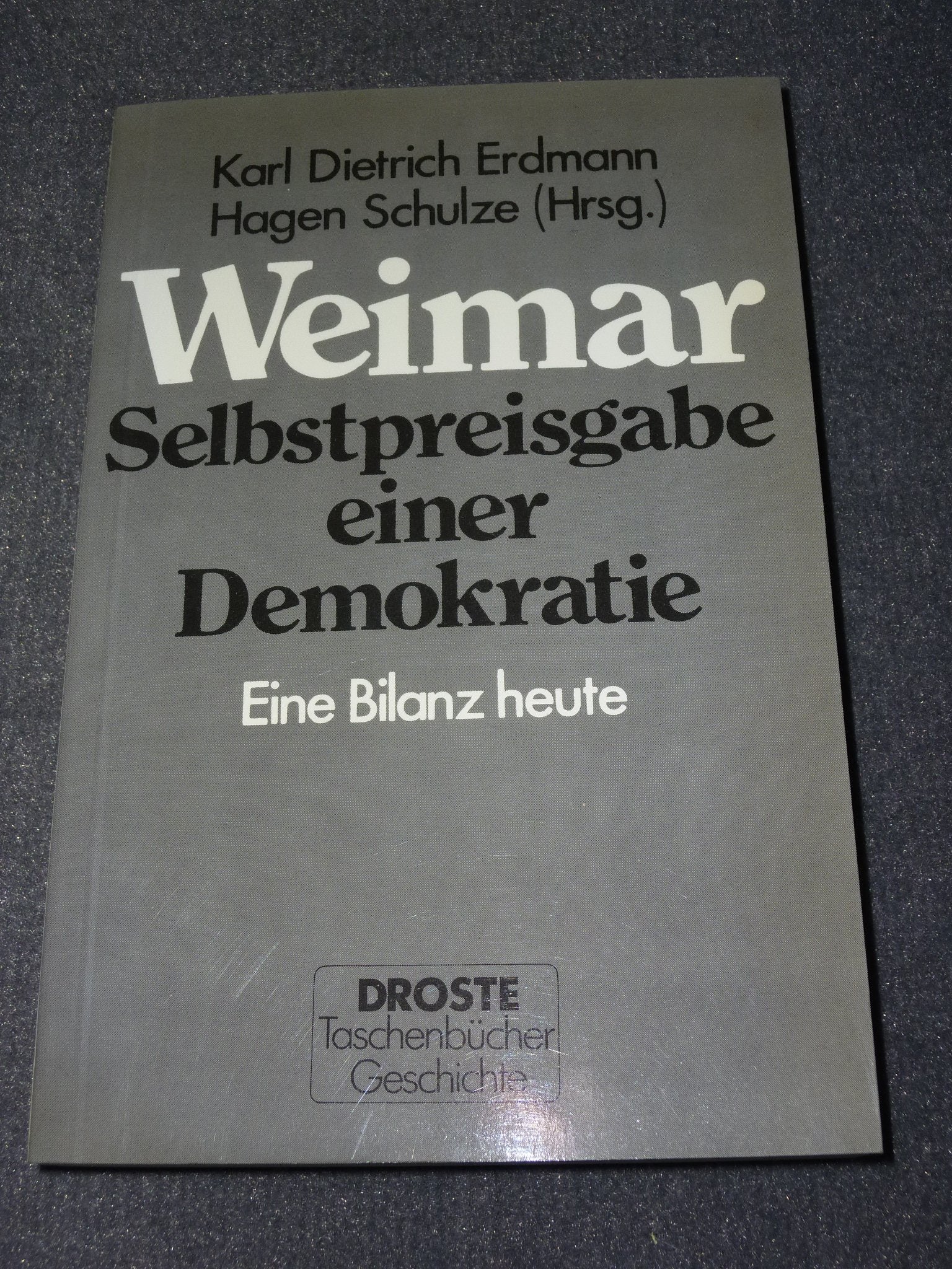 Weimar. Selbstpreisgabe einer Demokratie. Eine Bilanz heute.: Selbstpreisgabe einer Republik. Eine Bilanz heute (Droste Taschenbücher Geschichte) Books