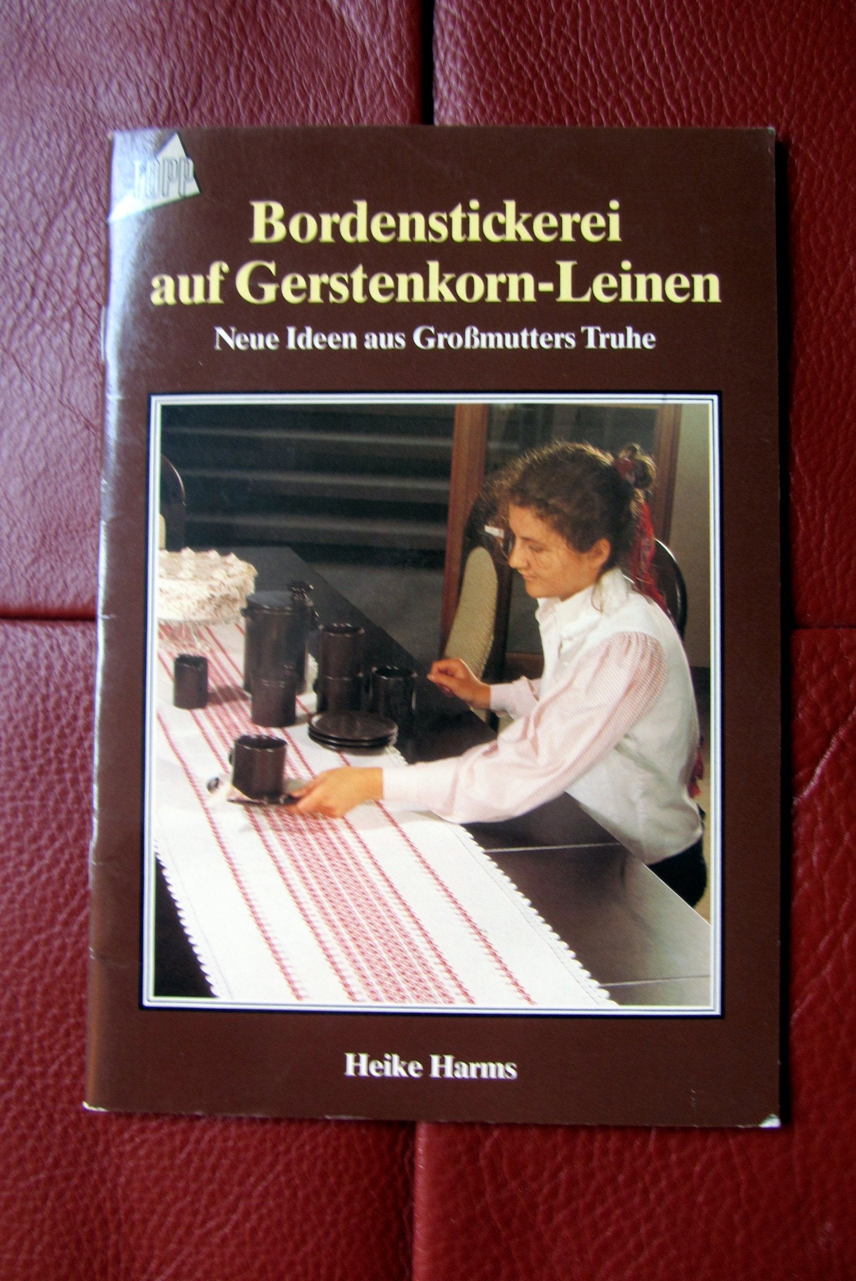 Bortenstickerei auf Gerstenkornleinen Hobbies & Crafts