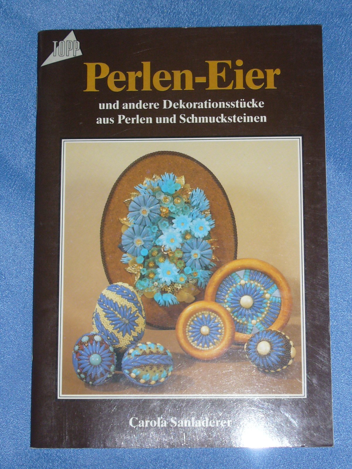 Perlen- Eier und andere Dekorationsstücke aus Perlen und Schmucksteinen. Film, Art & Culture