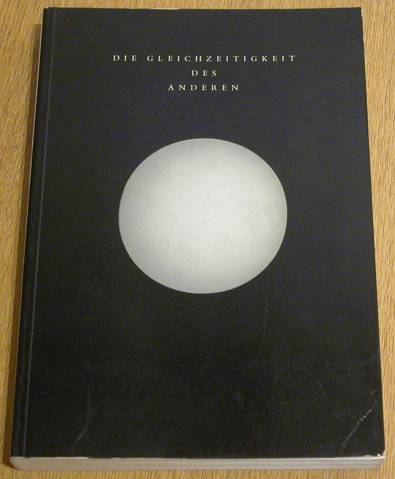 Die Gleichzeitigkeit des Anderen. Materialien zu einer Ausstellung Professional & Reference Books