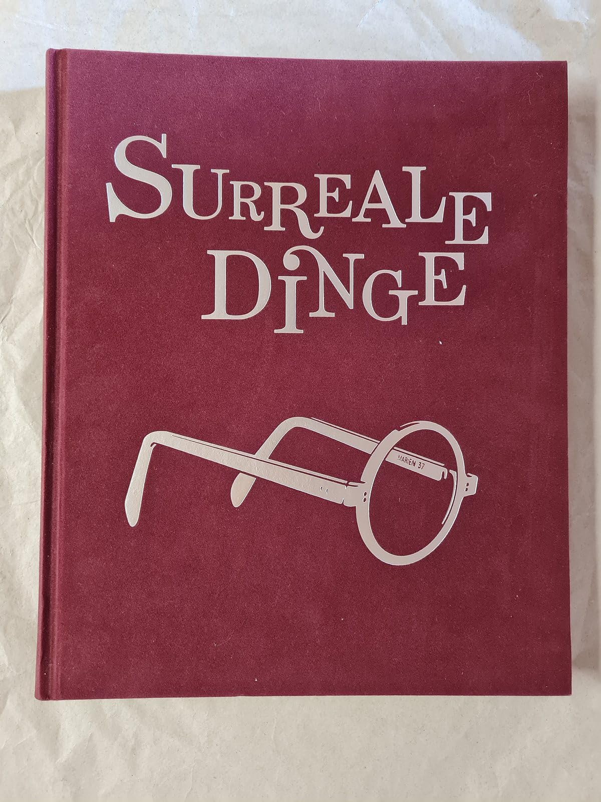 Surreale Dinge: Skulpturen und Objekte von Dalí bis Man Ray: Skulpturen und Objekte von Dalí bis Man Ray. Katalog zur Ausstellung in der Schirn Kunsthalle Frankfurt, 2011 Film, Art & Culture