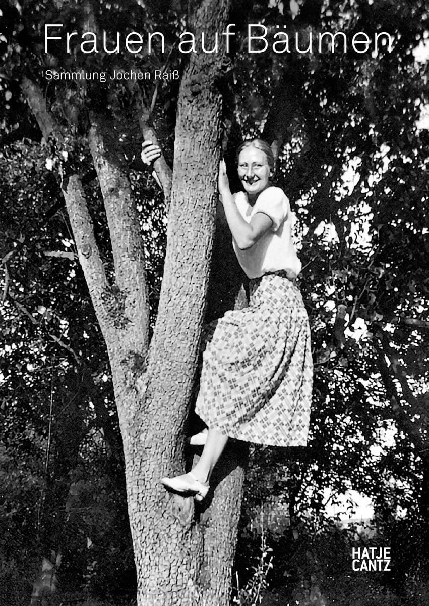 Frauen auf Baumen Arts & Music