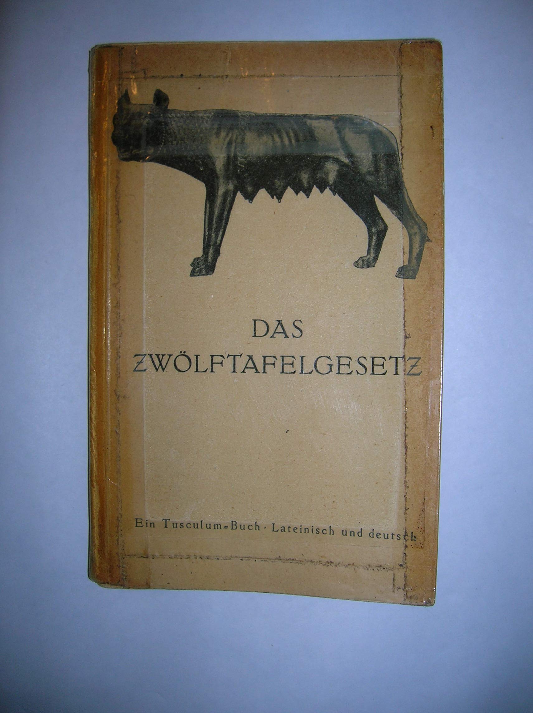 Das Zwölftafelgesestz. Texte. Übersetzungen und Erläuterungen von Dr. Rudolf Düll. book