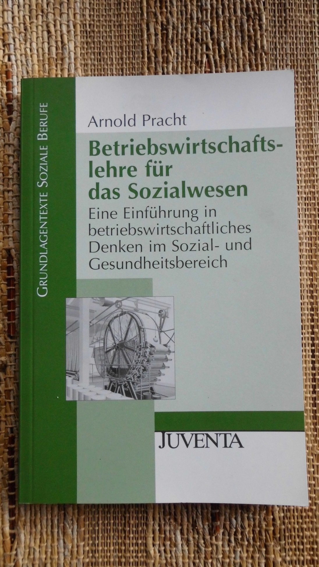 Betriebswirtschaftslehre für das Sozialwesen: Eine Einführung in betriebswirtschaftliches Denken im Sozial- und Gesundheitsbereich (Grundlagentexte Soziale Berufe) Social Sciences
