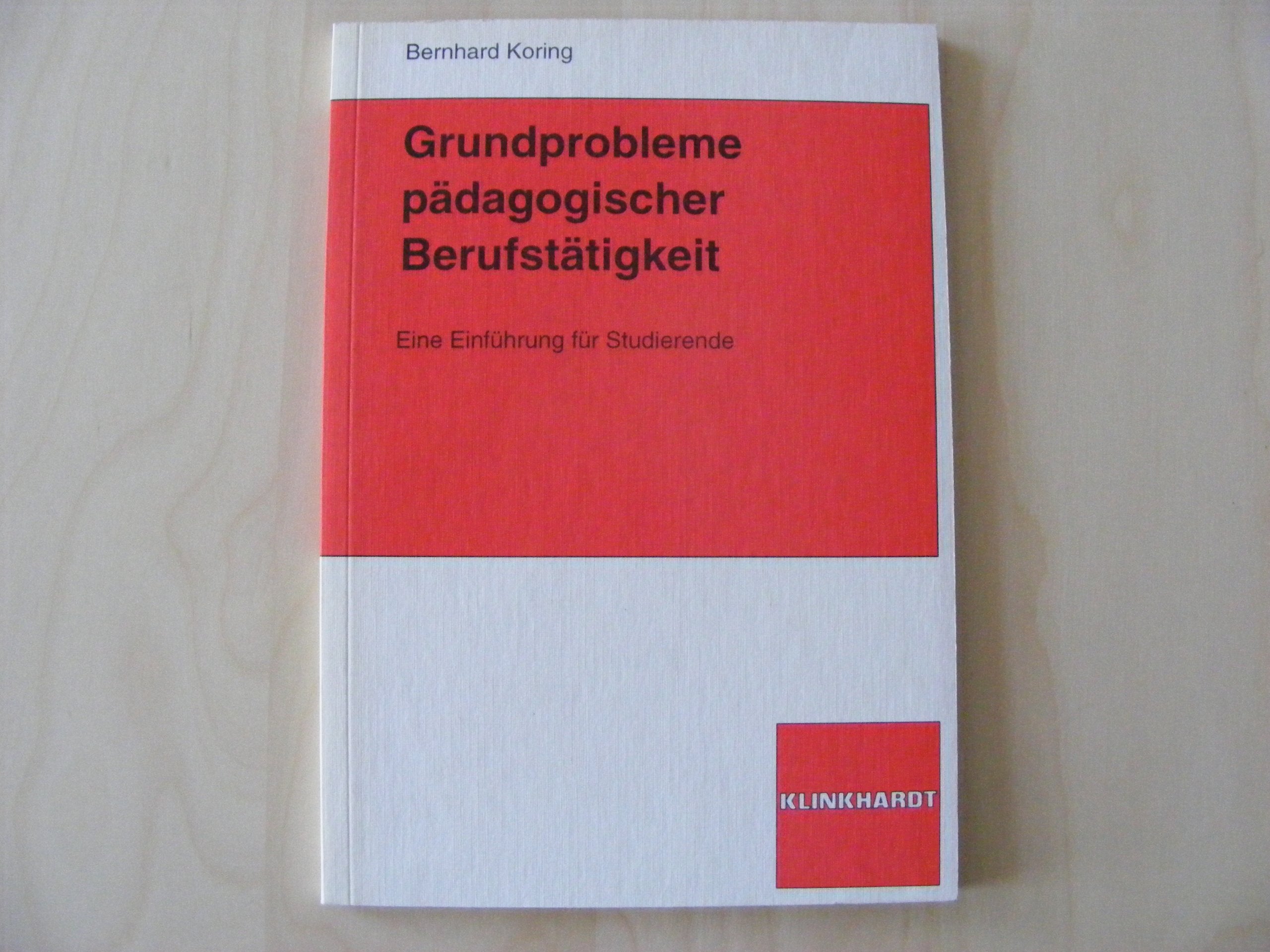 Grundprobleme pädagogischer Berufstätigkeit. Eine Einführung für Studierende. book