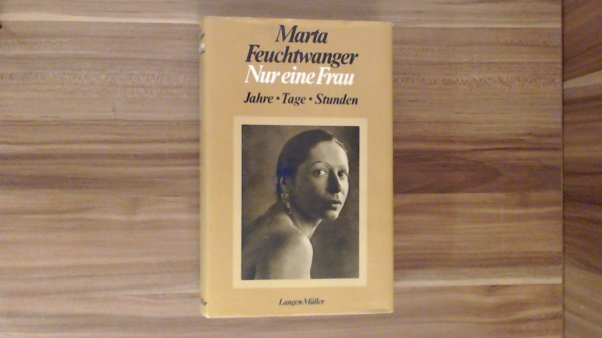 Nur eine Frau: Jahre. Tage. Stunden Contemporary literature