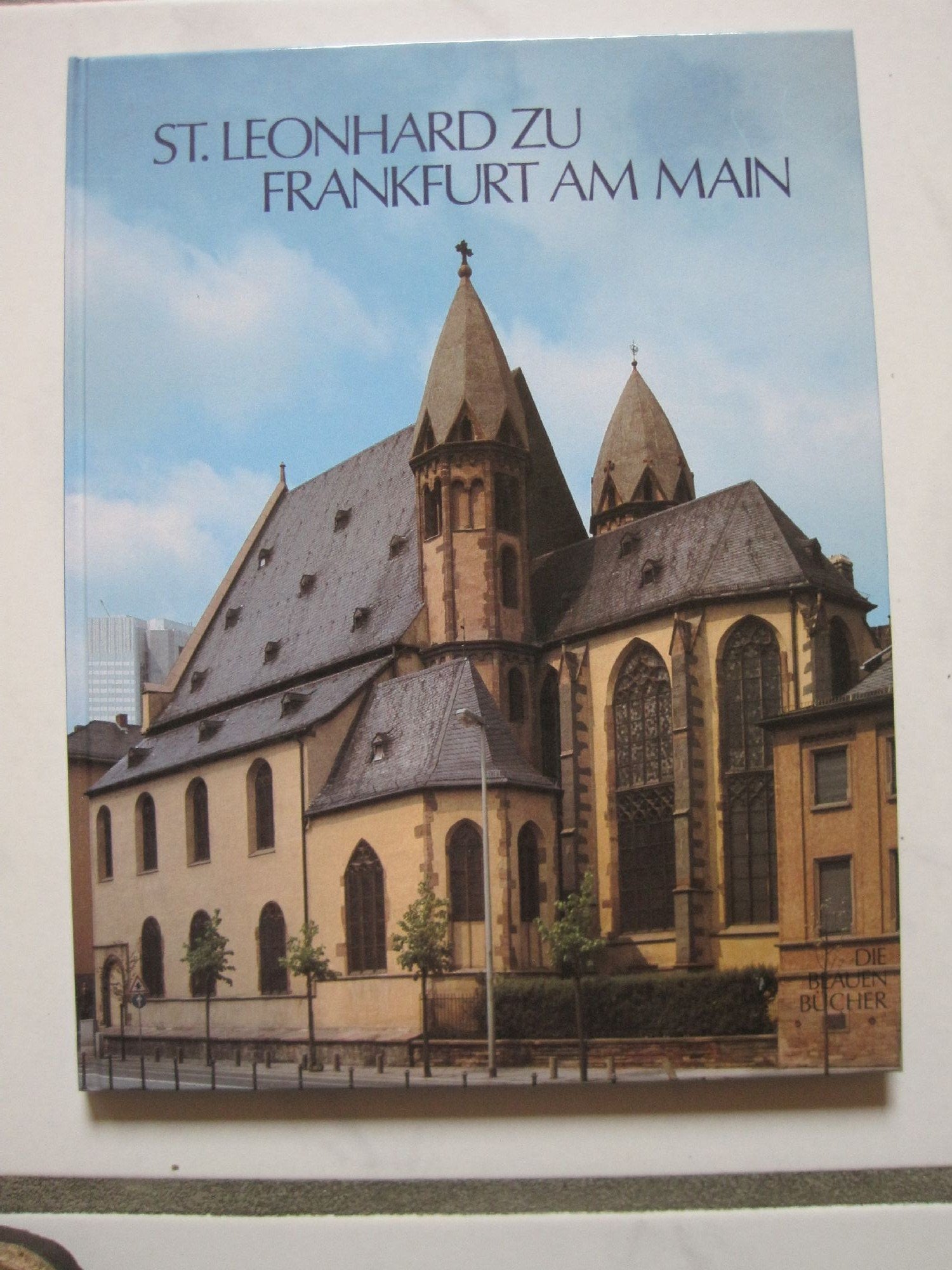 Die Blauen Bücher, Sankt Leonhard in Frankfurt am Main Architecture