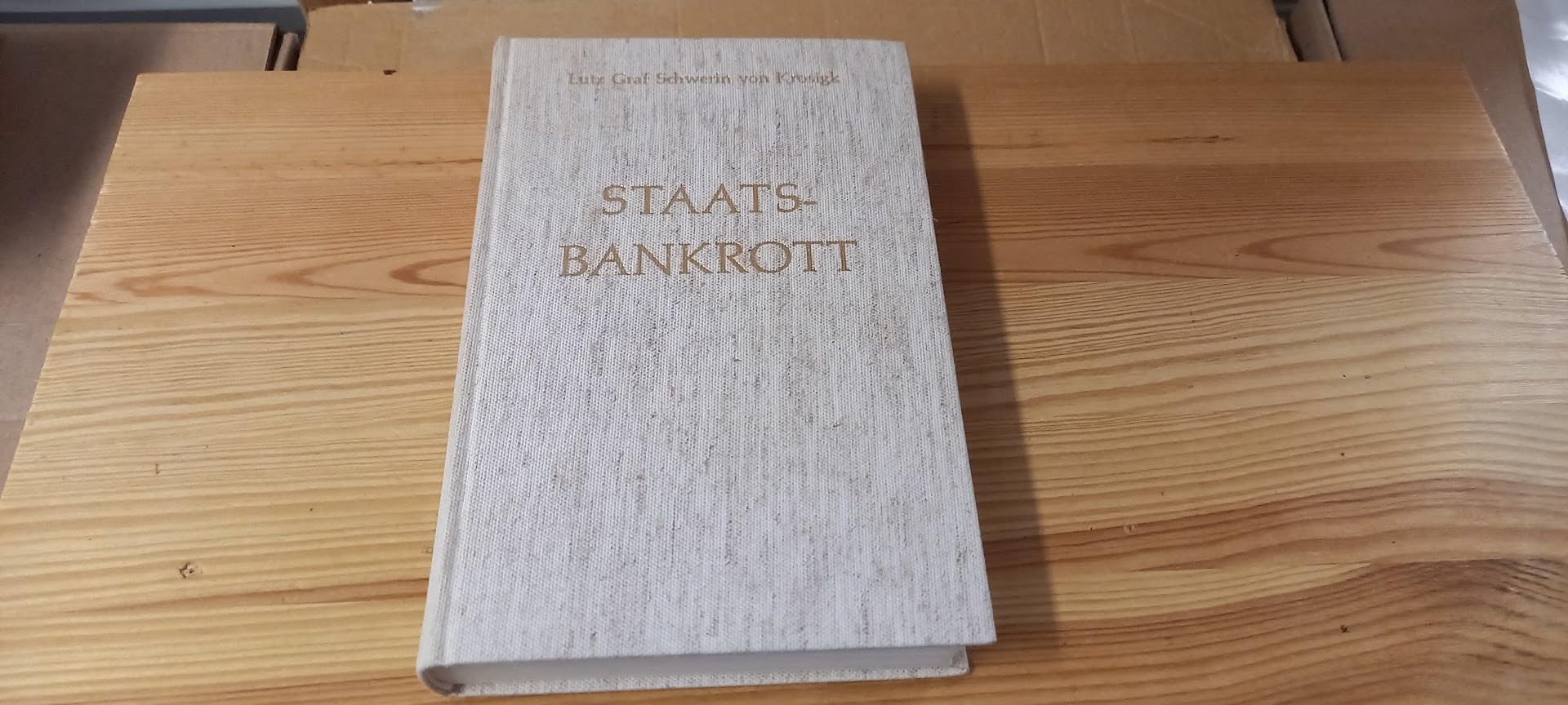 Staatsbankrott : die Geschichte d. Finanzpolitik d. Dt. Reiches von 1920 - 1945, geschrieben vom letzten Reichsfinanzminister. Politics & History