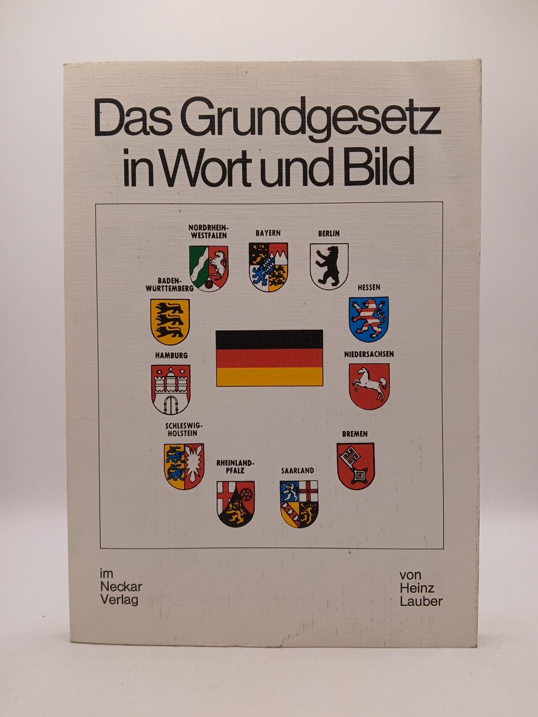 Das Grundgesetz in Wort und Bild: Textausgabe mit Erläuterungen und Aufgaben Law