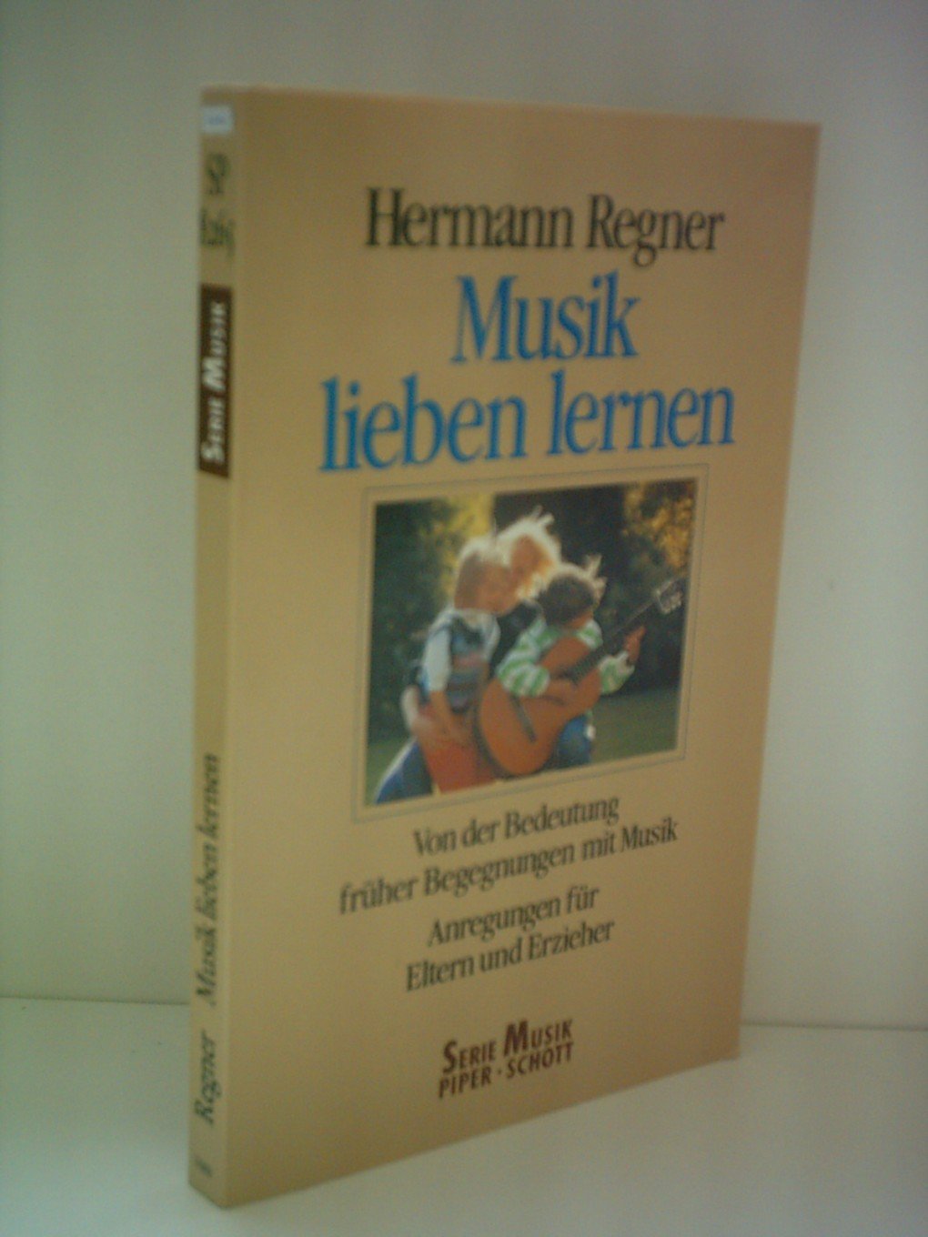 Musik lieben lernen: Von der Bedeutung früher Begegnungen mit Musik. (SP 8265) (Serie Musik Piper-Schott) Education & Training
