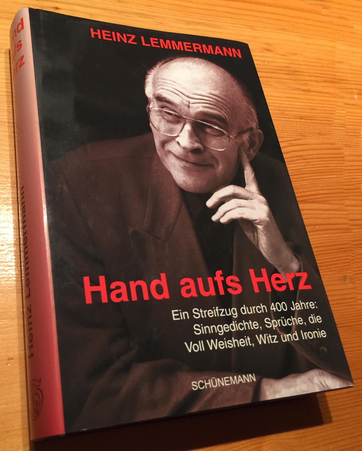 Hand auf's Herz: Ein Streifzug durch 400 Jahre: Sinngedichte, Sprüche, die voll Weisheit, Witz und Ironie Contemporary literature