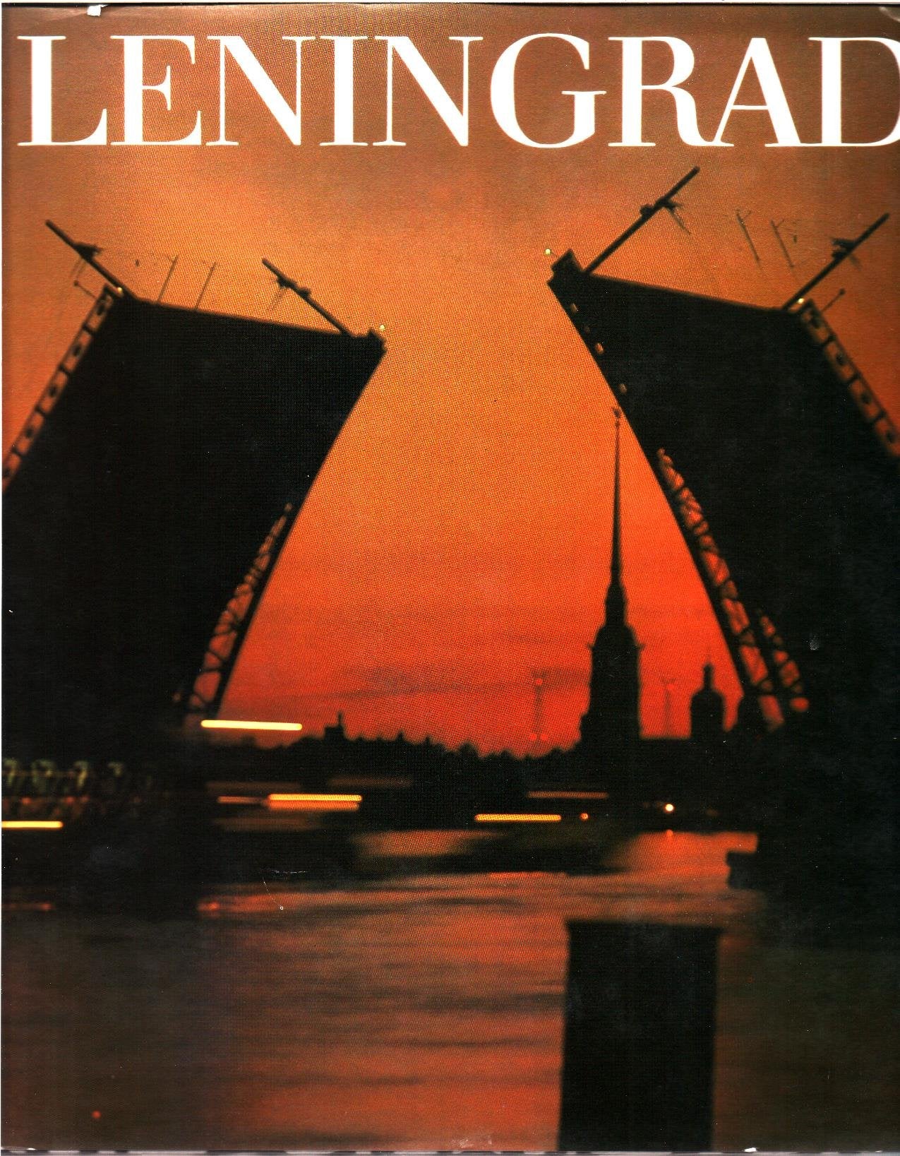 Leningrad. Bildlegenden in Deutsch, Englisch, Französisch und Russisch Travel
