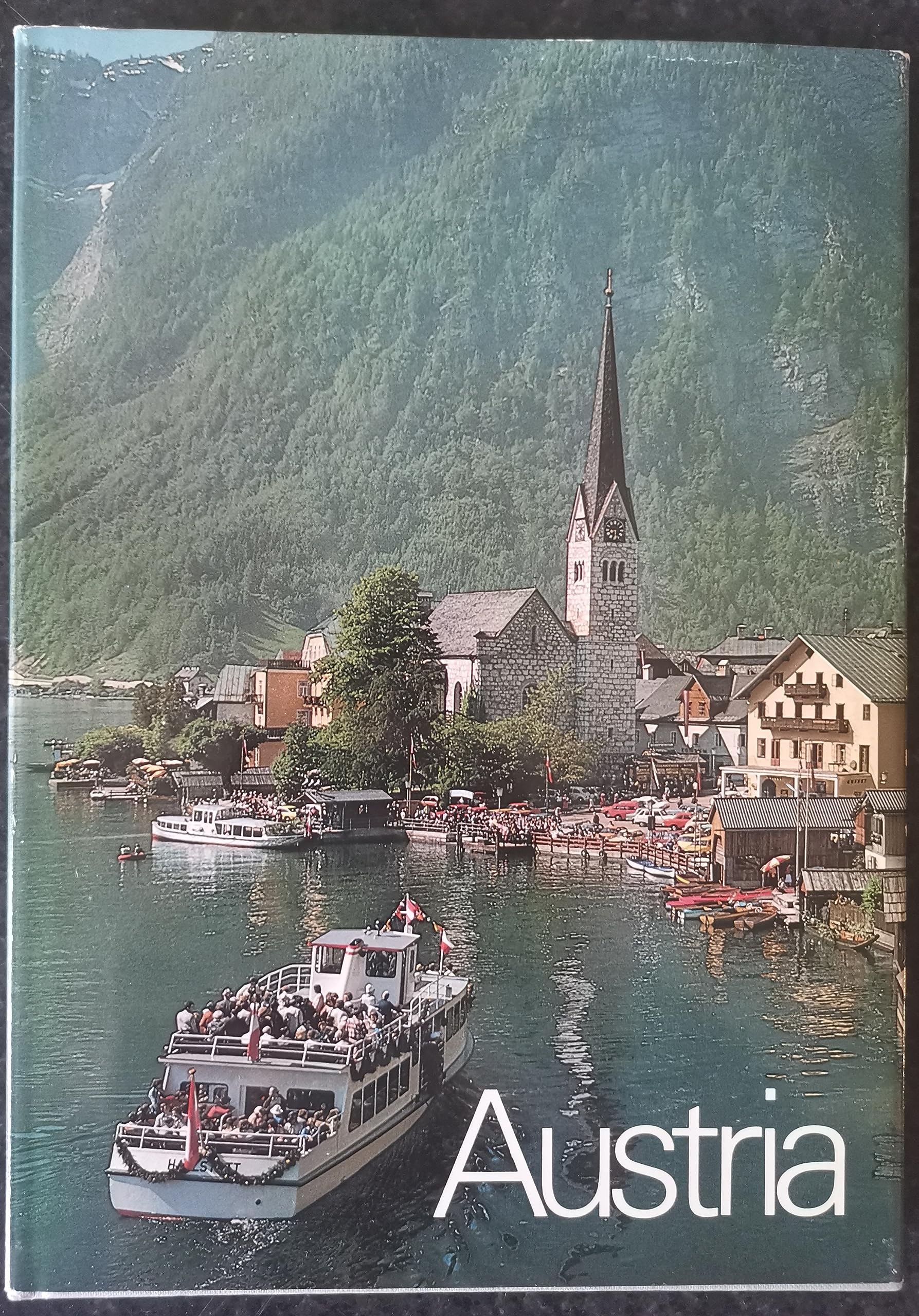 Austria - Österreich: Ein Premium***XL-Bildband in stabilem Schmuckschuber mit 224 Seiten und über 350 Abbildungen - STÜRTZ Verlag Travel