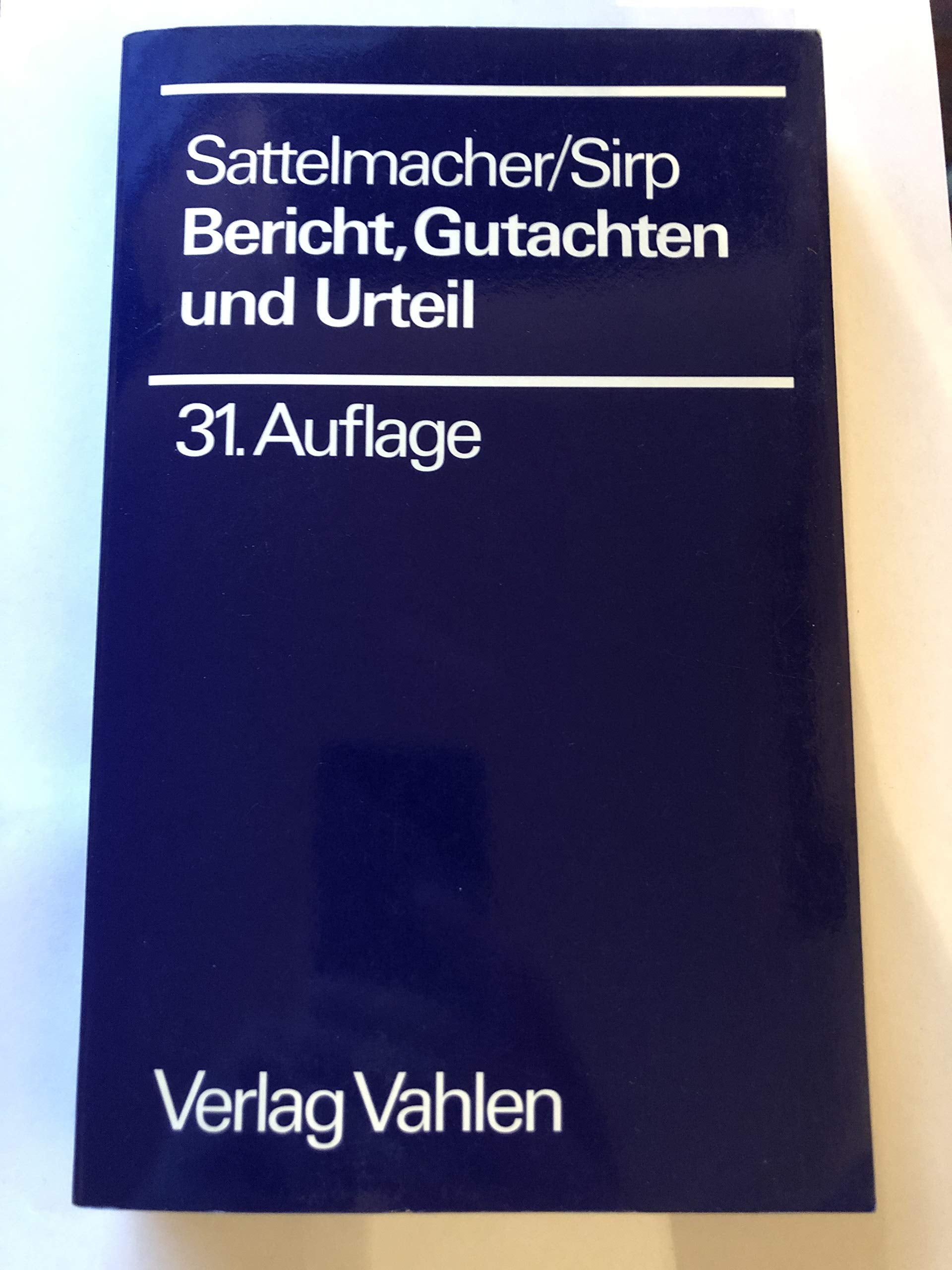 Bericht, Gutachten und Urteil. Eine Einführung in die Rechtspraxis Law