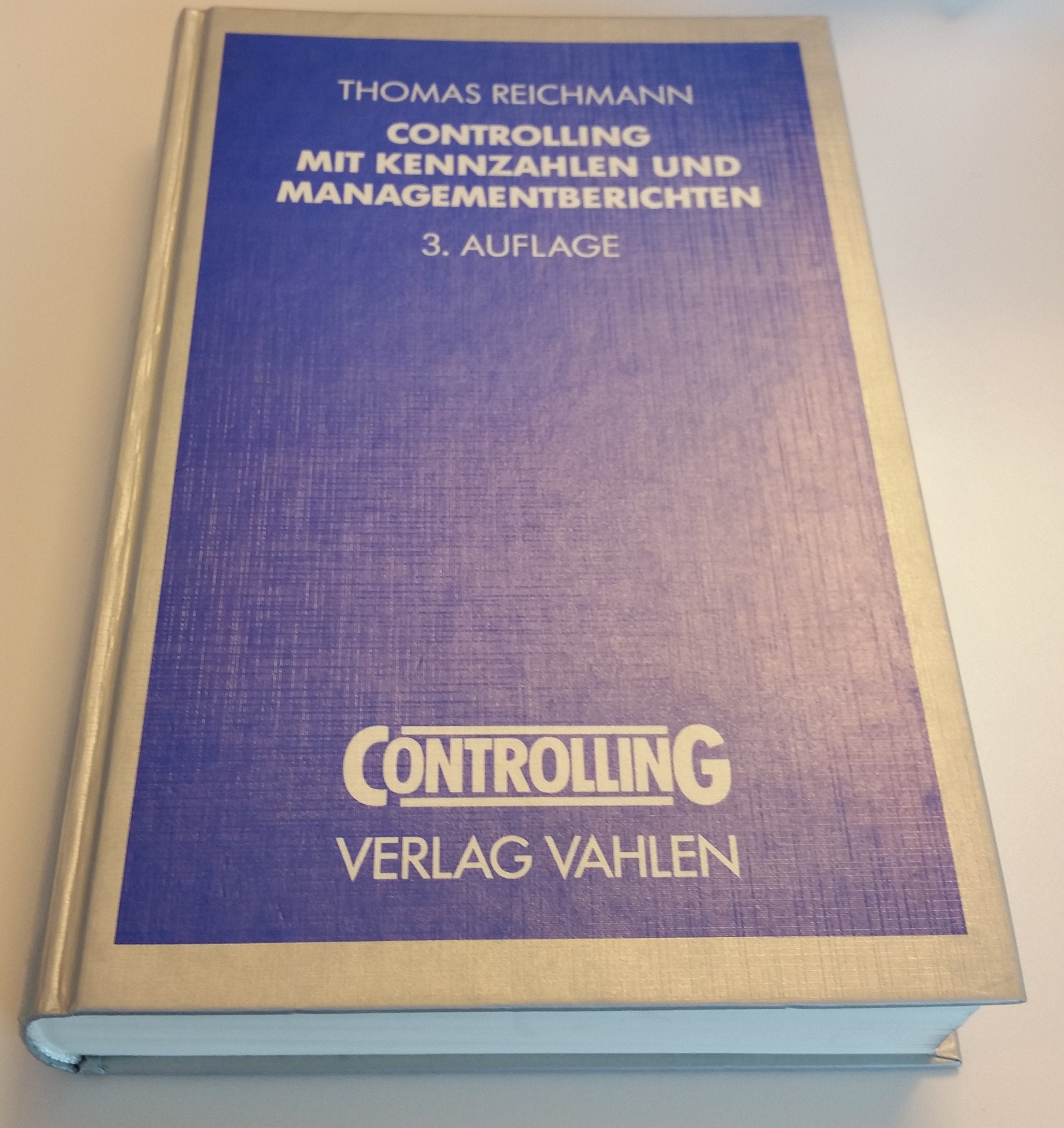 Controlling mit Kennzahlen und Managementberichten. Grundlagen einer systemgestützten Controlling-Konzeption Business, Finance & Career
