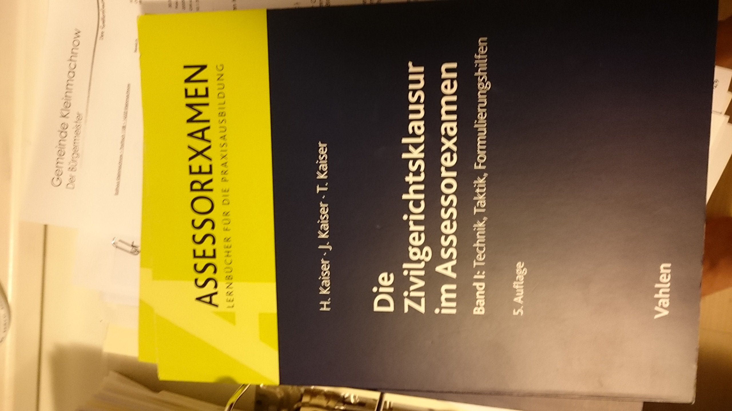 Die Zivilgerichtsklausur im Assessorexamen: Band I: Technik, Taktik, Formulierungshilfen Law