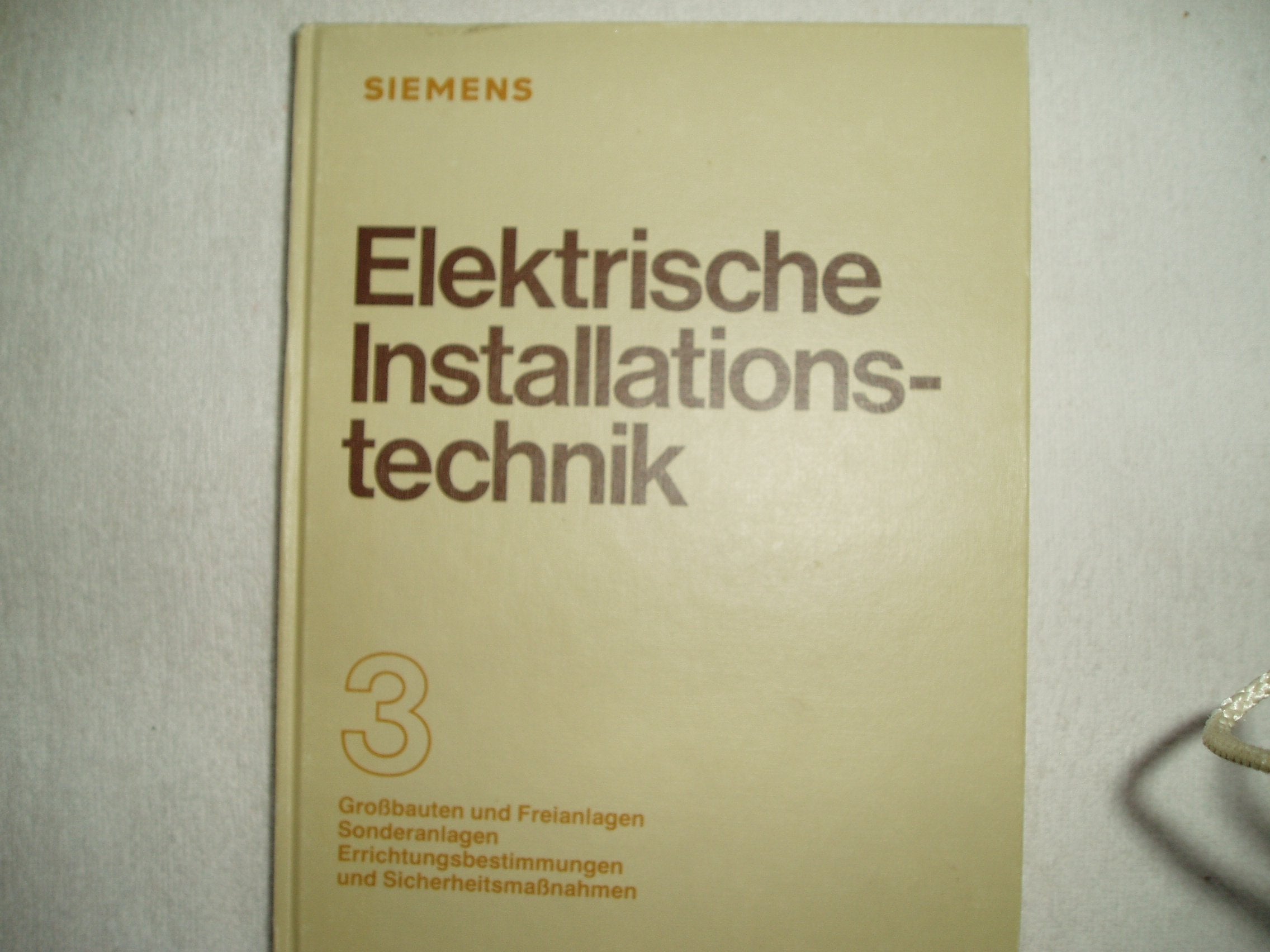 Elektrische Installationstechnik. Teil 1: Stromversorgung und -verteilung. Teil 2: Kabel und Leitungen, Schutzgeräte, Zähler. Teil 3: Grossbauten und Freianlagen, Sonderanlagen Music