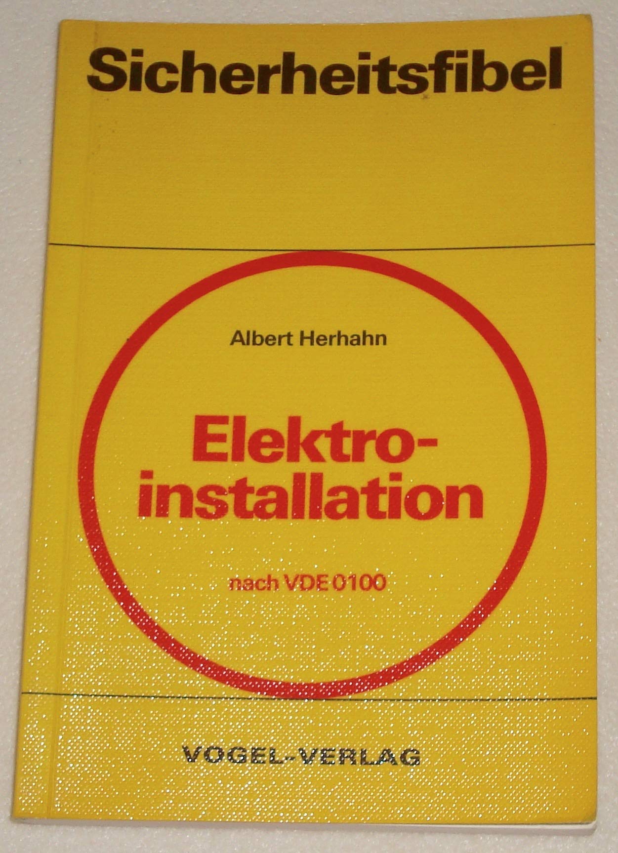 Sicherheitsfibel für die Elektroinstallation. Nach VDE 0100 mit Sicherheitslexikon. Einführung und Erläuterungen zu den Errichtungsbestimmungen. Books