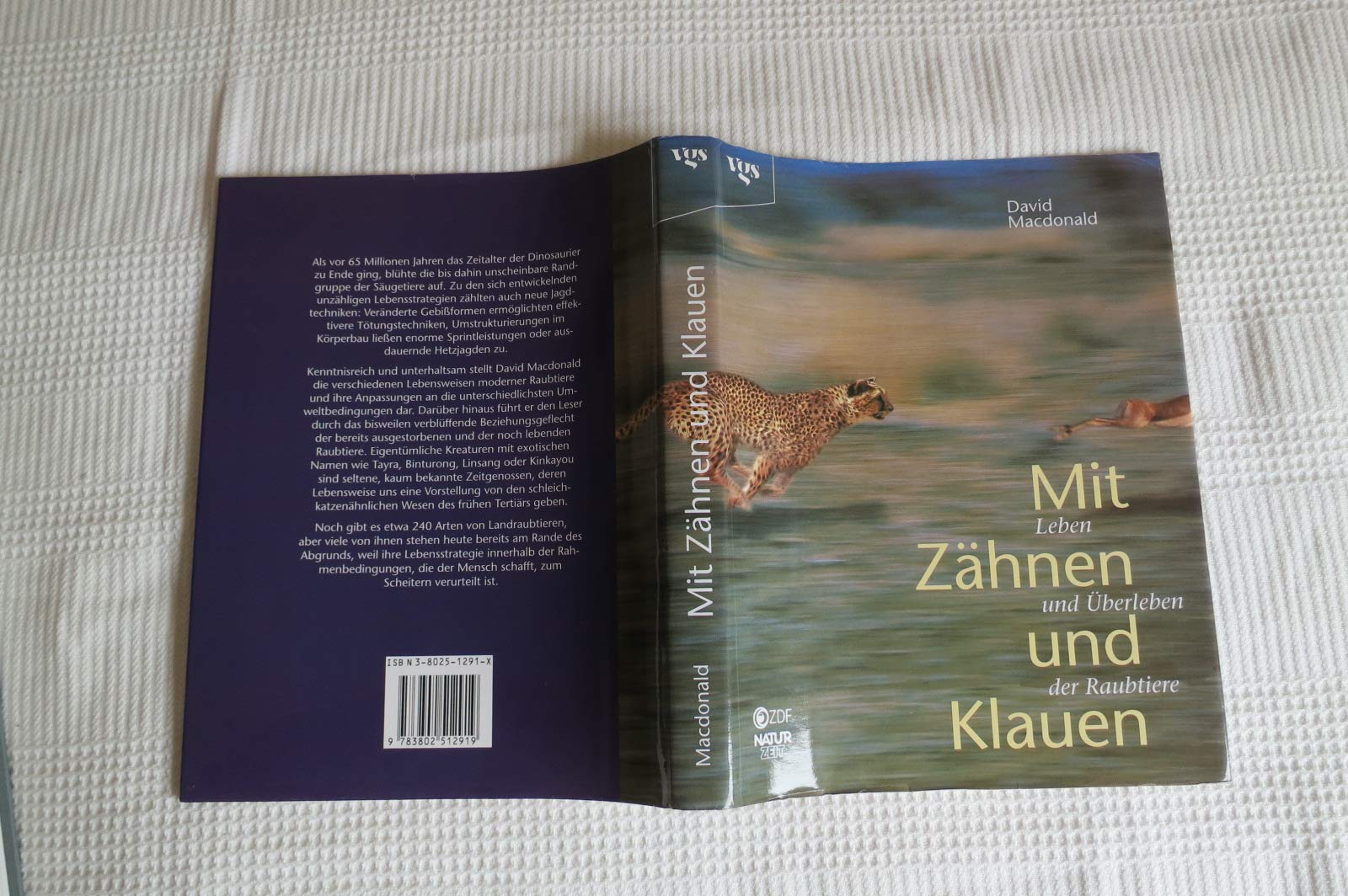 Mit Zähnen und Klauen. Leben und Überleben der Raubtiere Natural Sciences