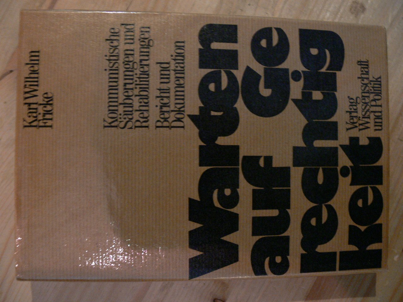 Warten auf Gerechtigkeit. Kommunistische Säuberungen und Rehabilitierungen. Bericht und Dokumentation. book
