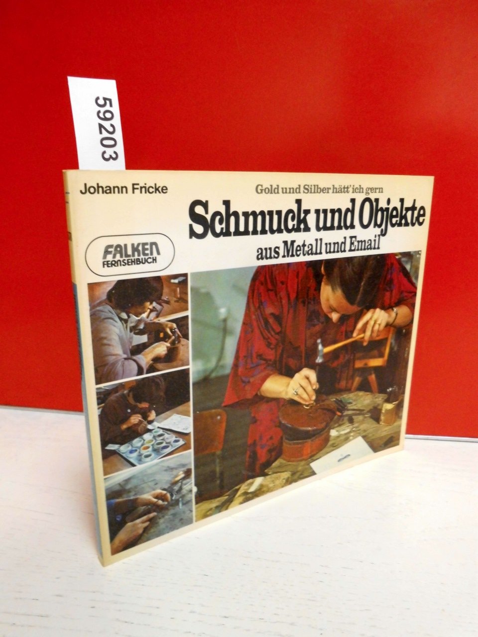 Schmuck und Objekte aus Metall und Email. Gold und Silber hätt ich gern. Film, Art & Culture