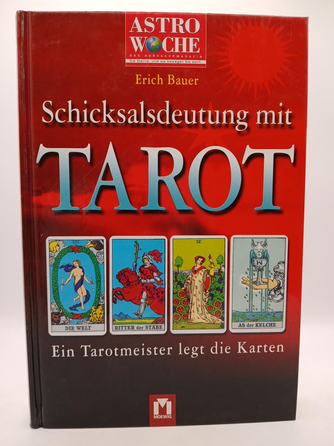 Schicksalsdeutung mit Tarot: Ein Tarotmeister legt die Karten Religion & Esotericism