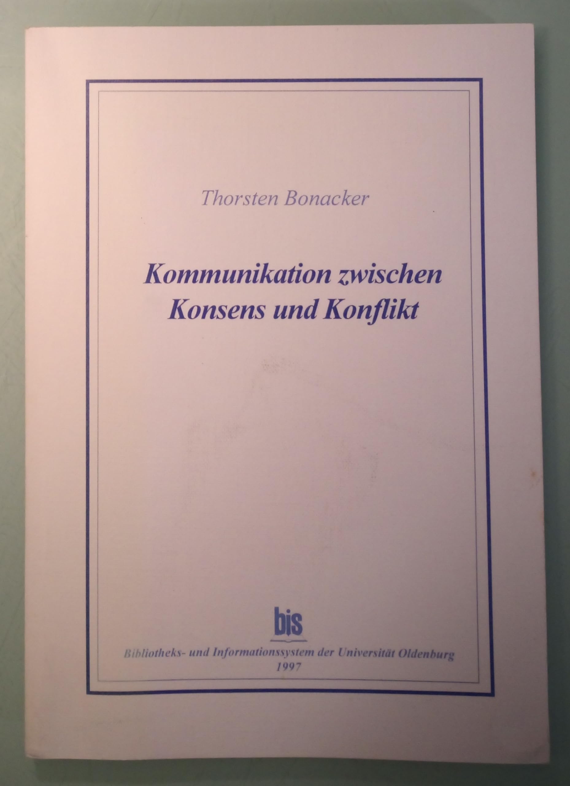 Kommunikation zwischen Konsens und Konflikt: Möglichkeiten und Grenzen gesellschaftlicher Rationalität bei Jürgen Habermas und Niklas Luhmann (Livre en allemand) book