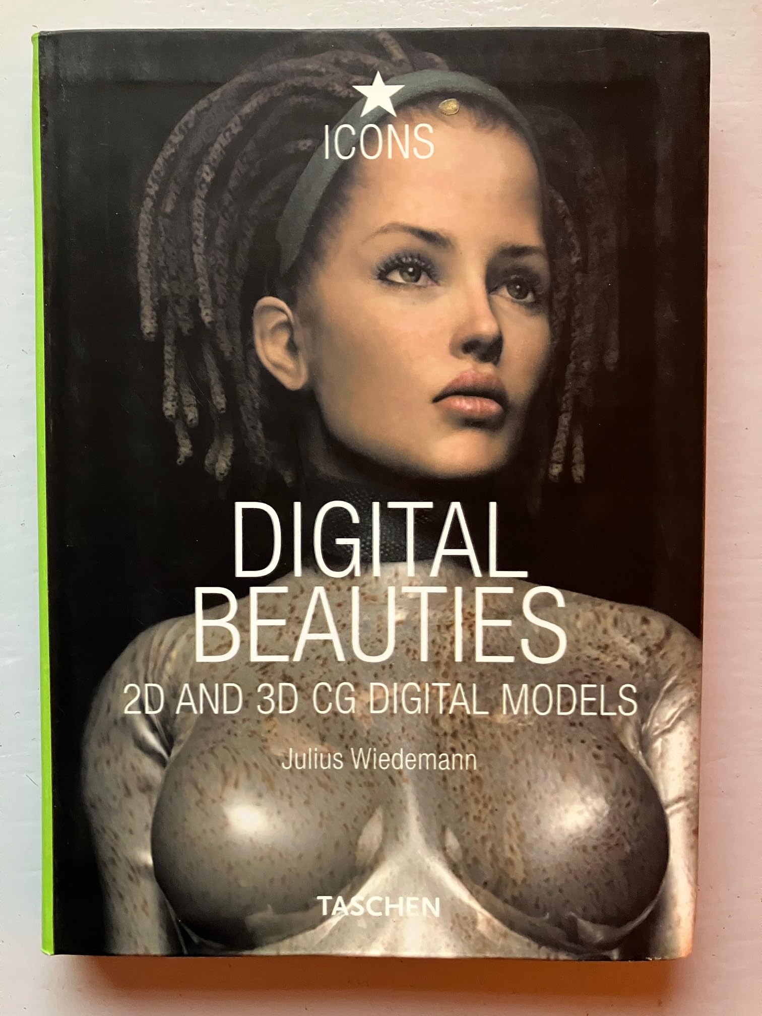 Digital Beauties: 2D & 3D computer generated digital models, virtual idols and characters. Engl.-Französ.-Dtsch. (Icons Series) Art & Literature