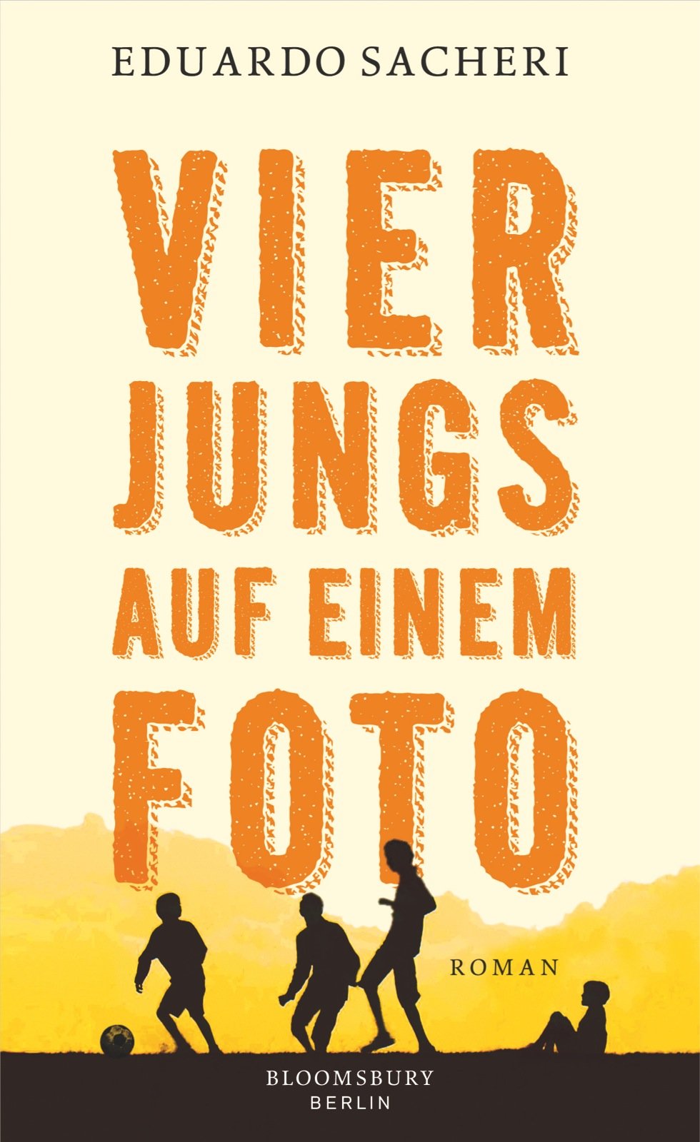 Vier Jungs auf einem Foto: Roman Contemporary literature