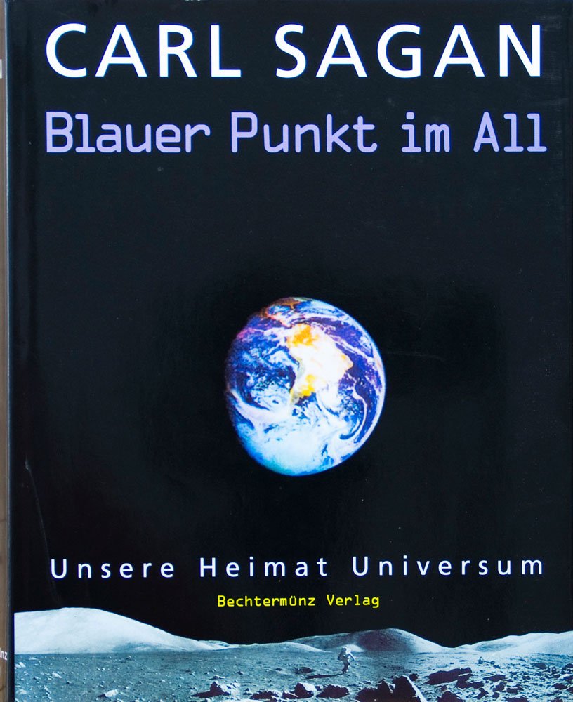 Blauer Punkt im All Natural Sciences Books