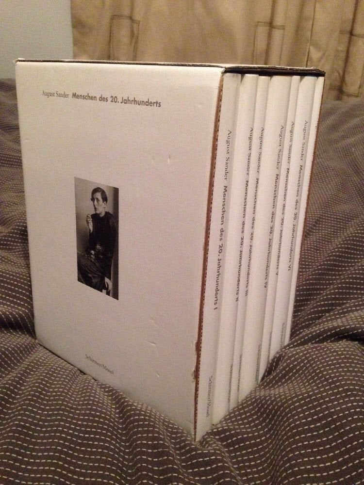 Menschen des 20. Jahrhunderts: ein Kulturwerk in Lichtbildern, eingeteilt in sieben Gruppen. People of the 20th Century: 7 Bde in Kassette Travel