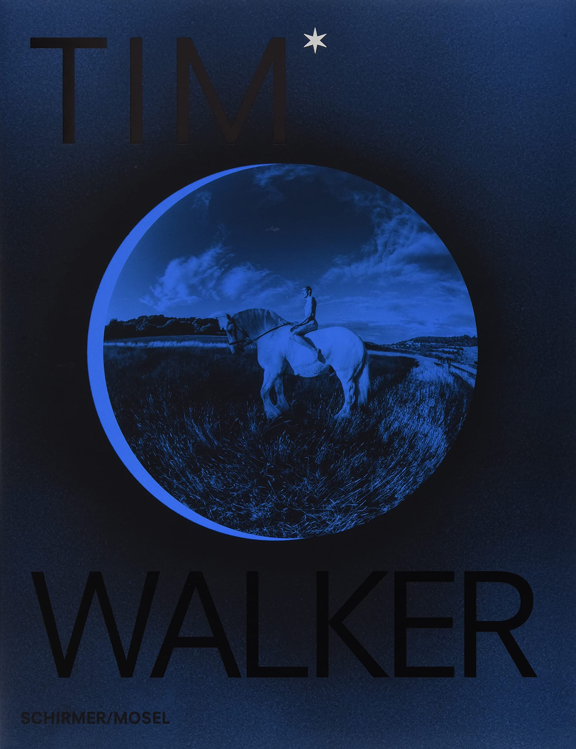 Shoot for the Moon: Zur Retrospektive im Victoria & Albert Museum London Travel