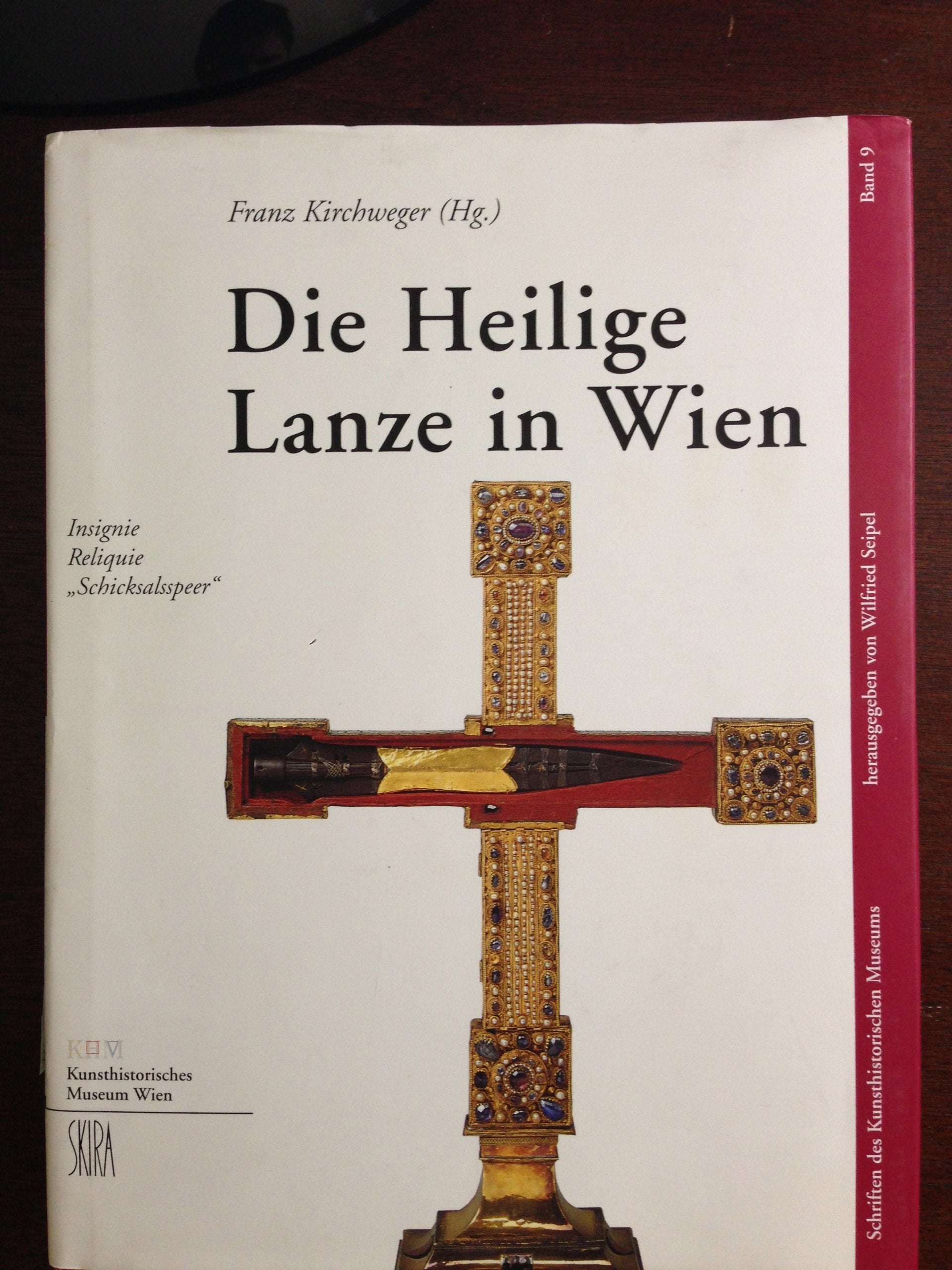 Die Heilige Lanze in Wien: Insignie - Reliquie - "Schicksalsspeer" (Schriften des Kunsthistorischen Museums) Professional & Reference Books