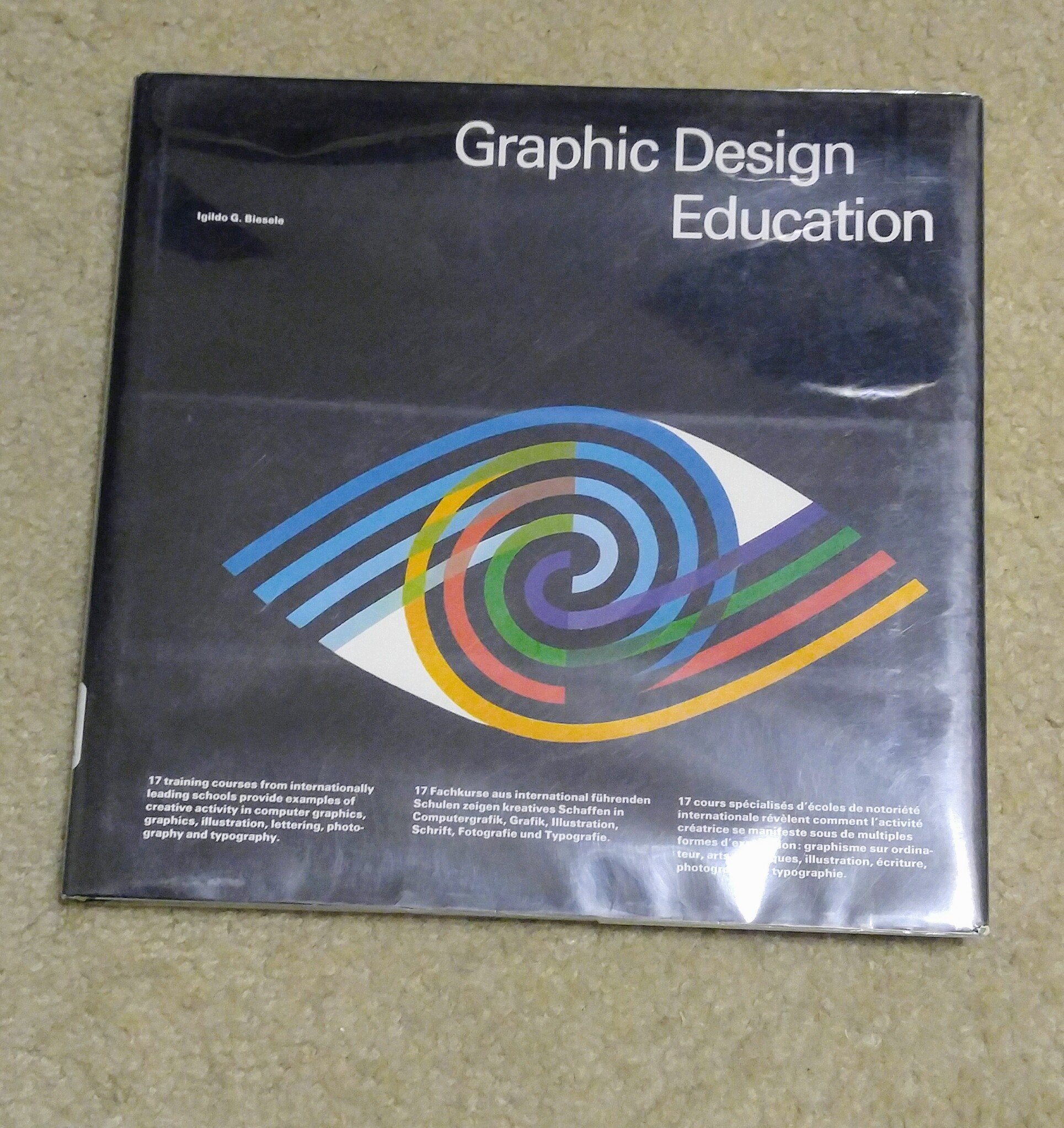 Graphic design education : 17 cours spécialisés d'écoles de notoriété internationale révèlent comment l'activité se manifeste sous de multiples formes d'expression Books