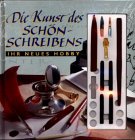 Die Kunst des Schönschreibens, m. Zubehör: Enth.: Federhalter, 3 Federn, Siegelwachs, Bändchen u. 4 Tintenpatronen (rot u. schwarz) Hobbies & Crafts