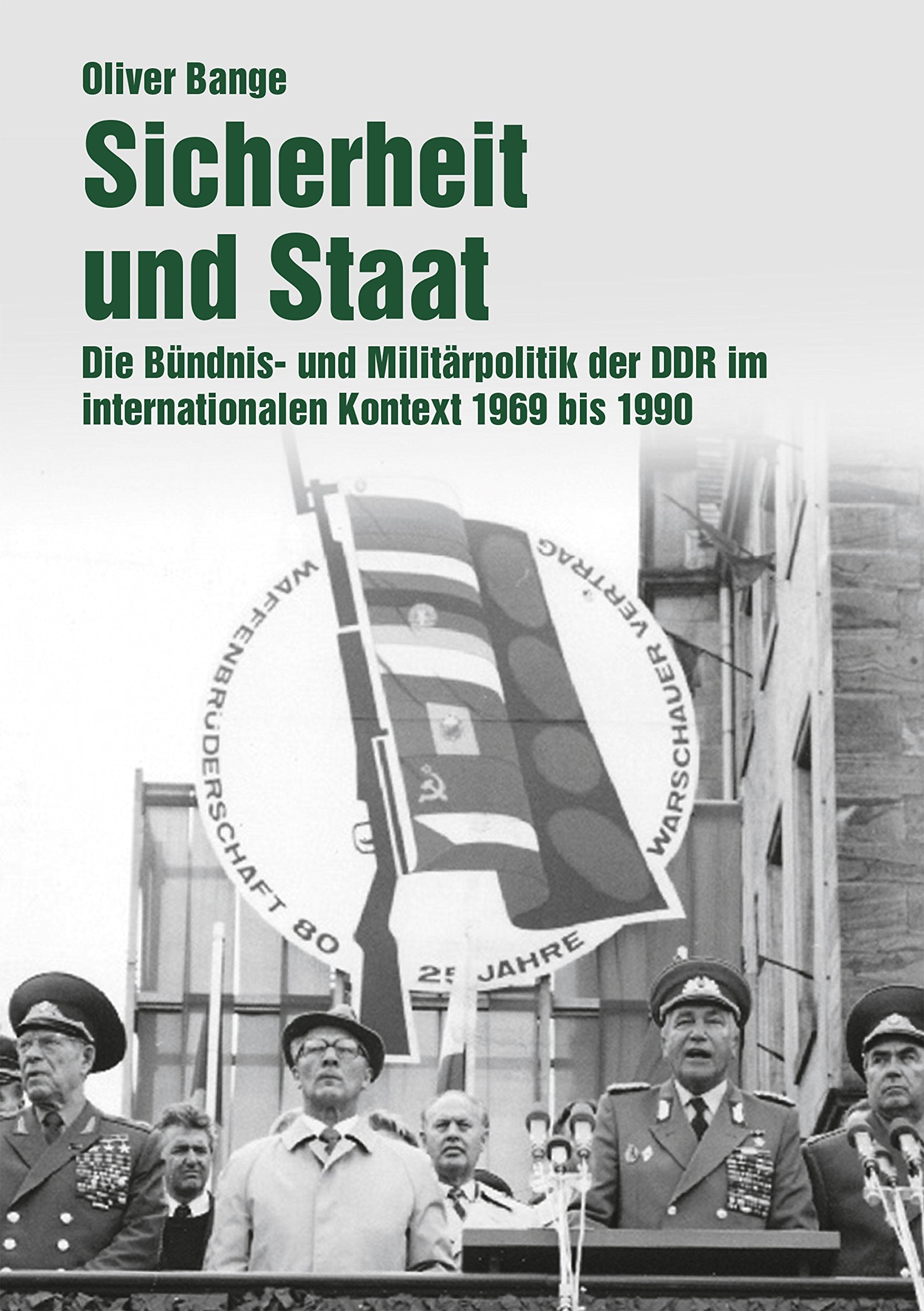 Sicherheit und Staat: Die Bündnis- und Militärpolitik der DDR im internationalen Kontext 1969 bis 1990 (Militärgeschichte der DDR, Band 25) Social Sciences