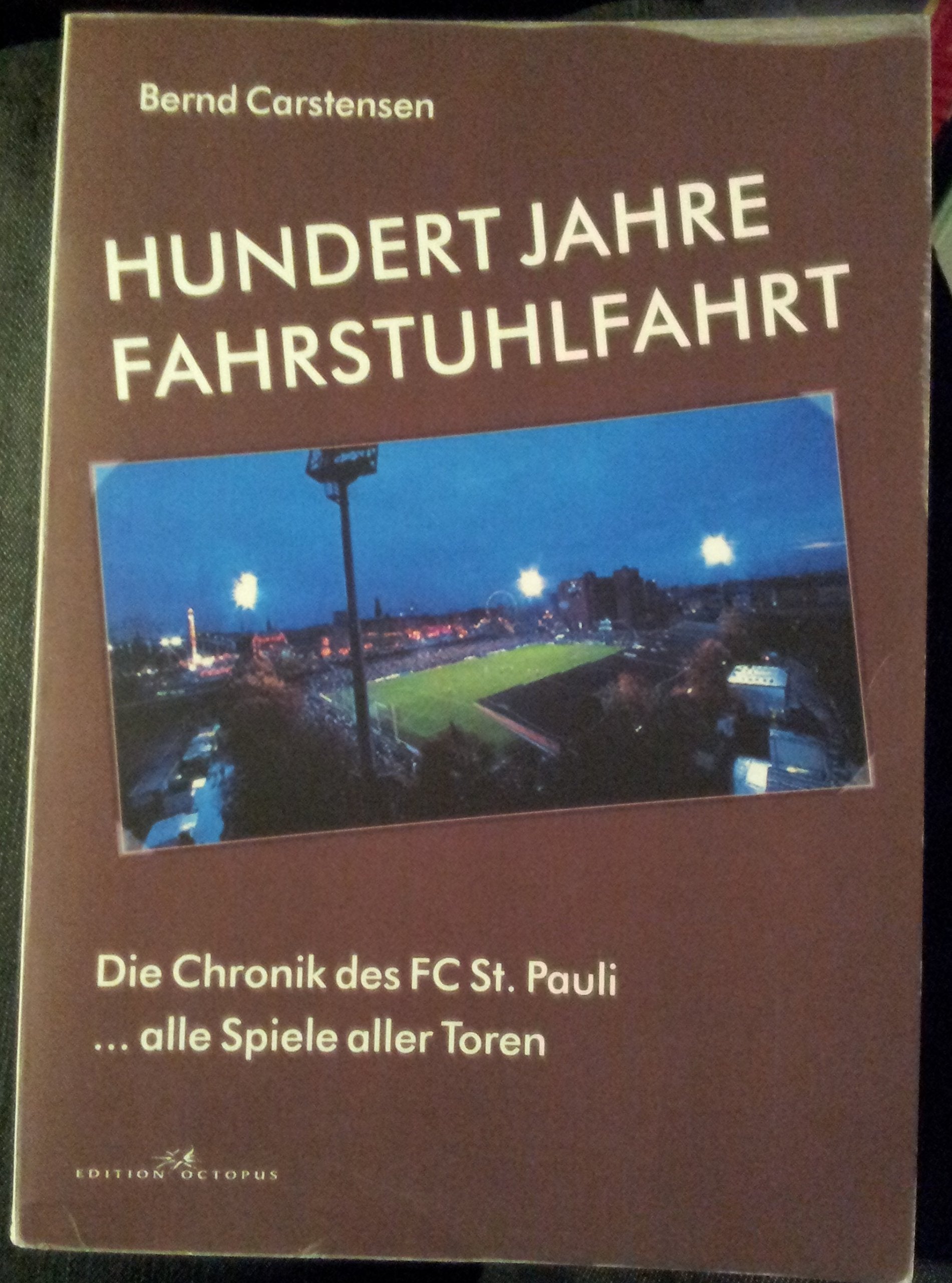 Hundert Jahre Fahrstuhlfahrt - die Chronik des FC St. Pauli Reference Books